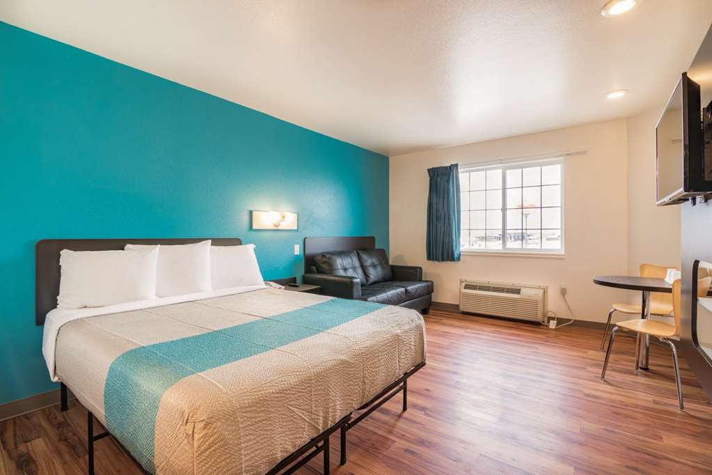 MOTEL 6 RIGBY, ID-guestroom-Guest Room,Bedding,King bed,Guest Room Amenity,TV and multimedia,Sitting area,On-Site,Furnishings,Telephone,Deluxe Room,Single Room.jpg