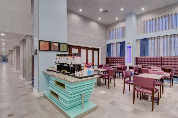 Restaurant - Hampton Inn & Suites Stoughton