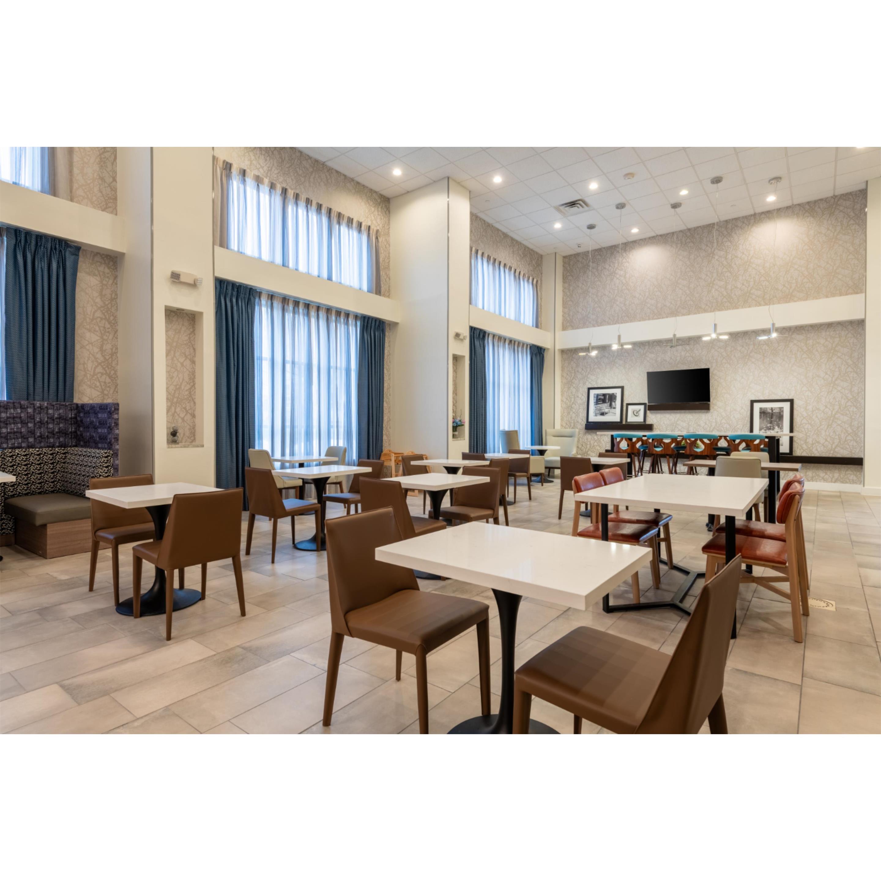Breakfast Area | Hampton Inn & Suites Boston/Stoughton