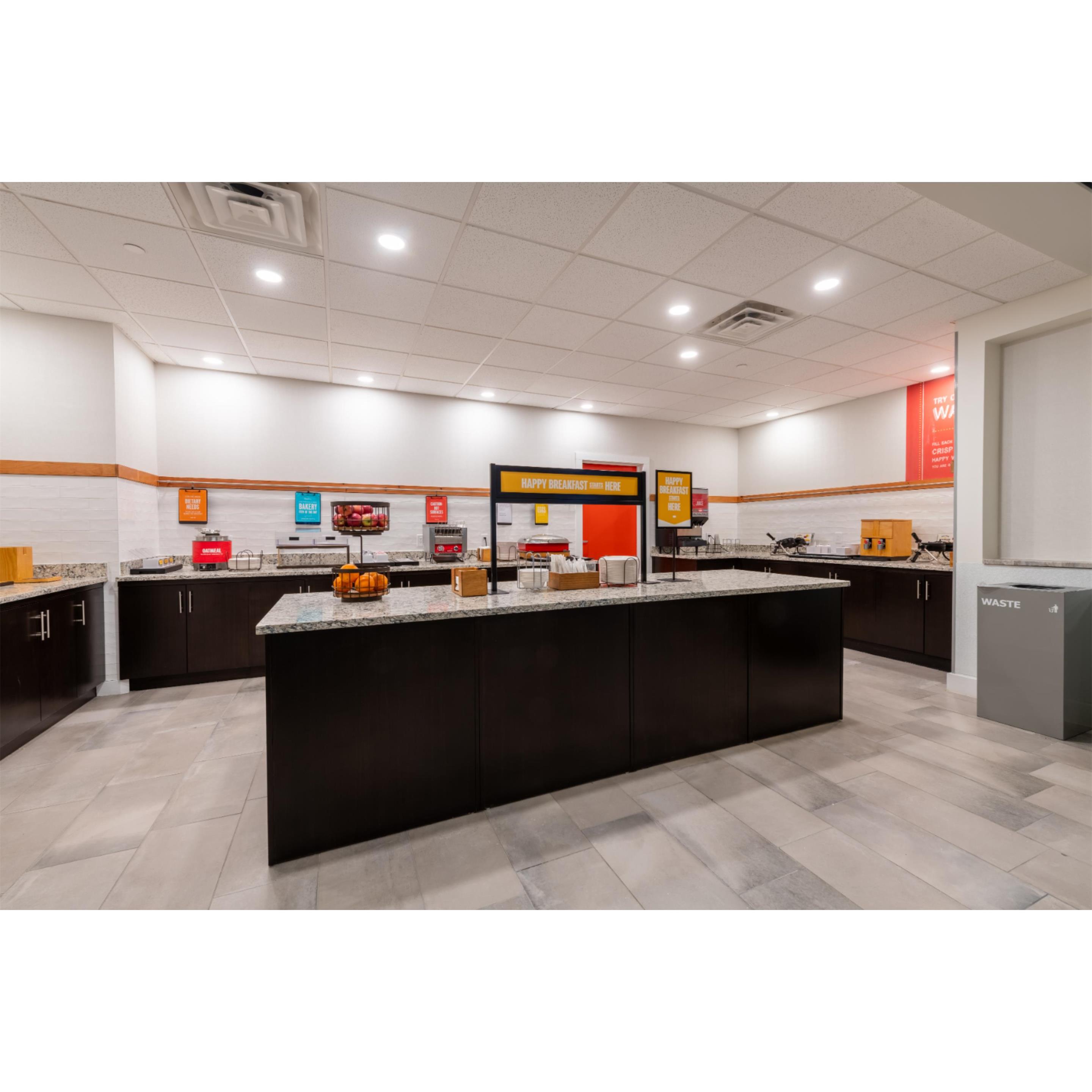 Breakfast Area | Hampton Inn & Suites Boston/Stoughton