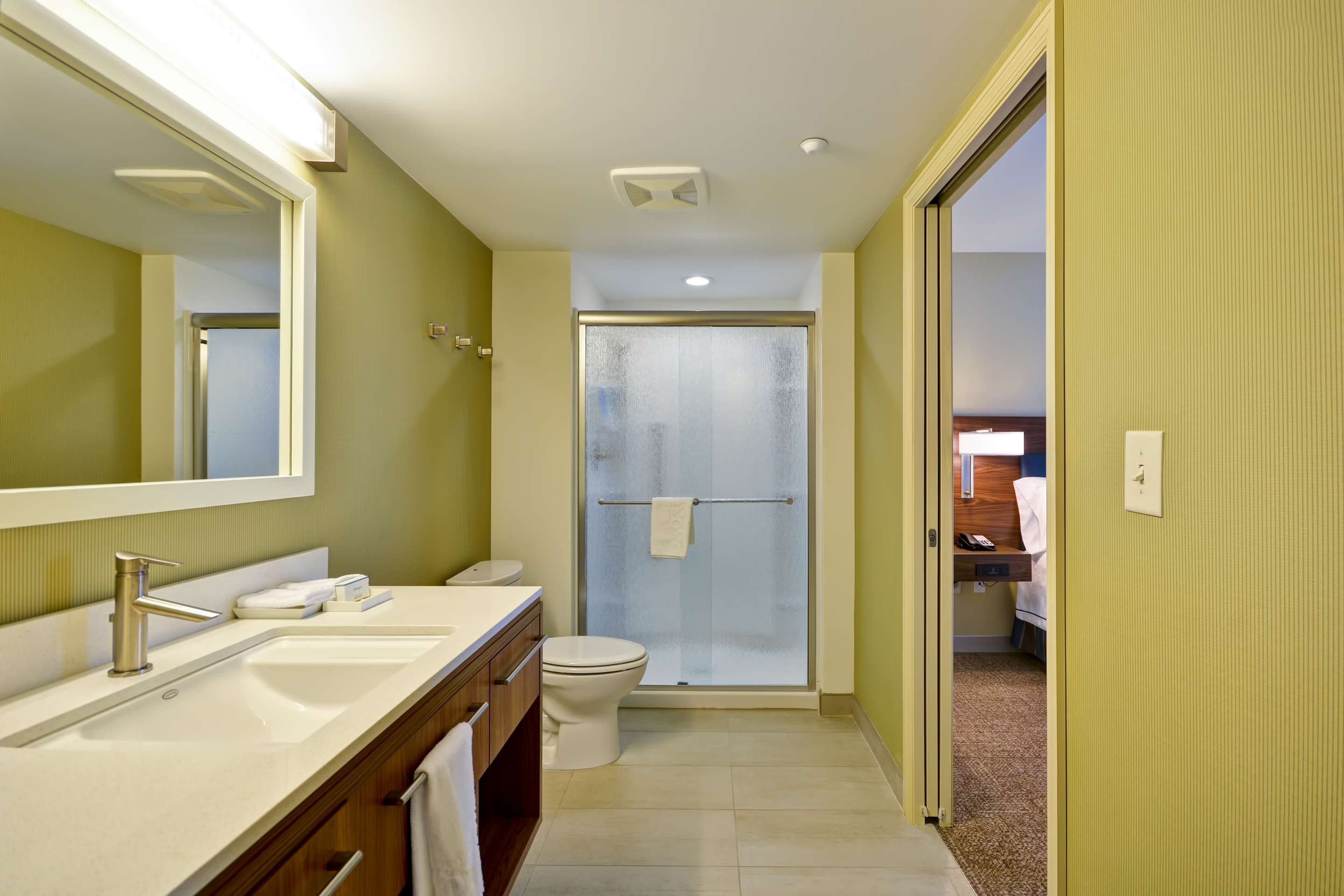 Guest room bath