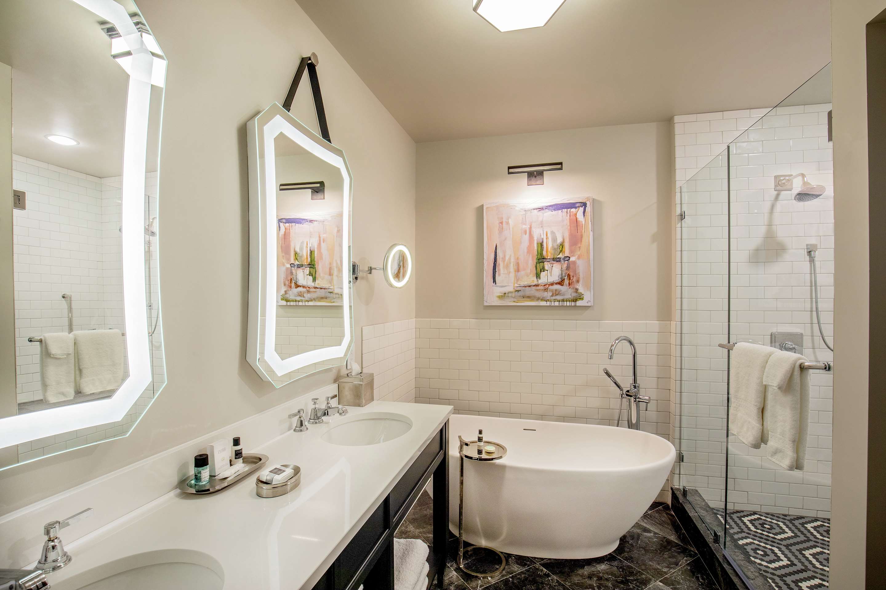 Guest room bath