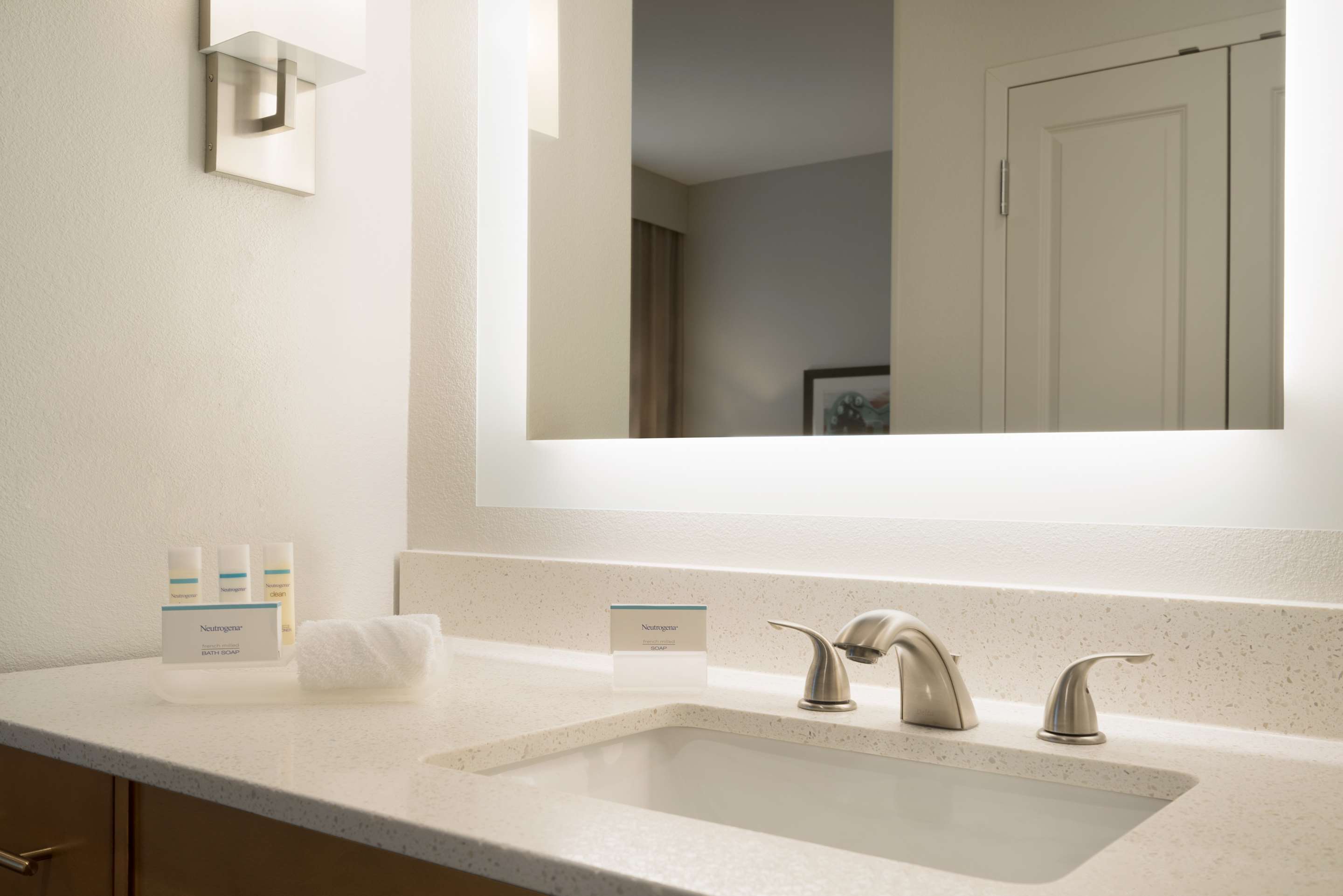 Guest room bath