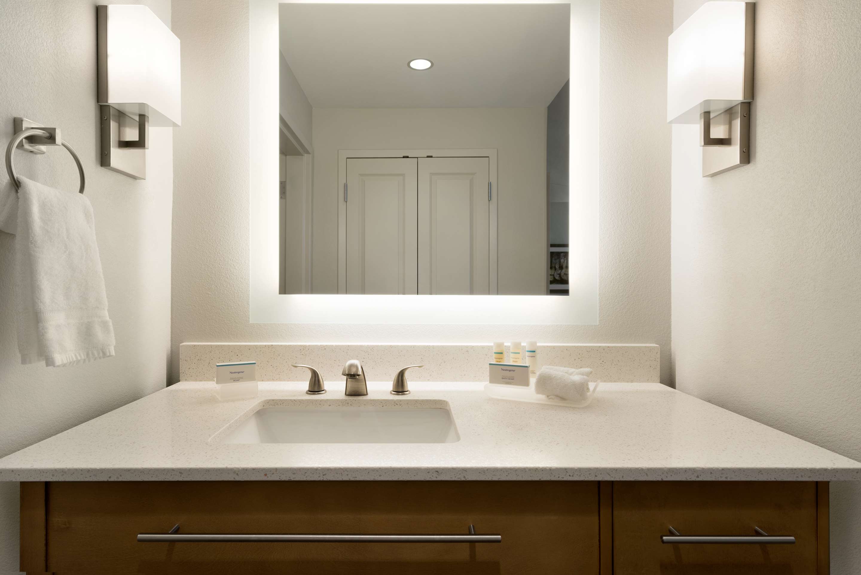 Guest room bath