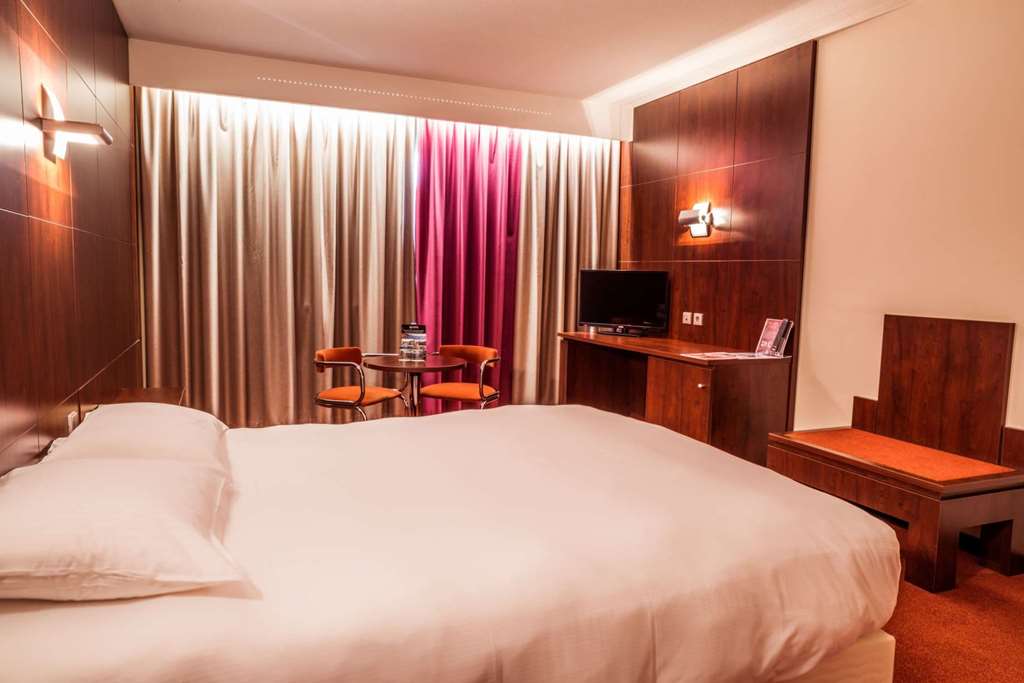 HOTEL DES CONGRES-guestroom-Guest Room,On-Site.jpg