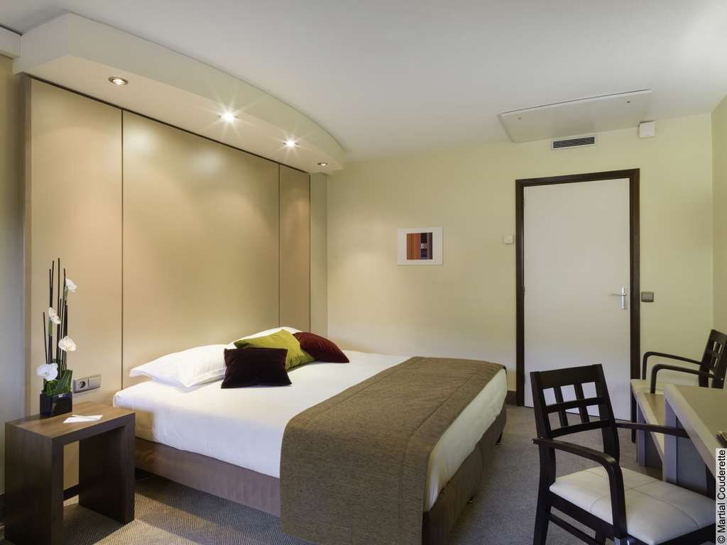 HOTEL LYON METROPOLE SPA-guestroom-Guest Room,On-Site.jpg