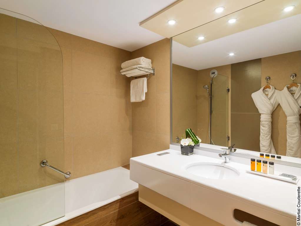 HOTEL LYON METROPOLE SPA-guestroom-Guest Room,Bathroom,On-Site.jpg