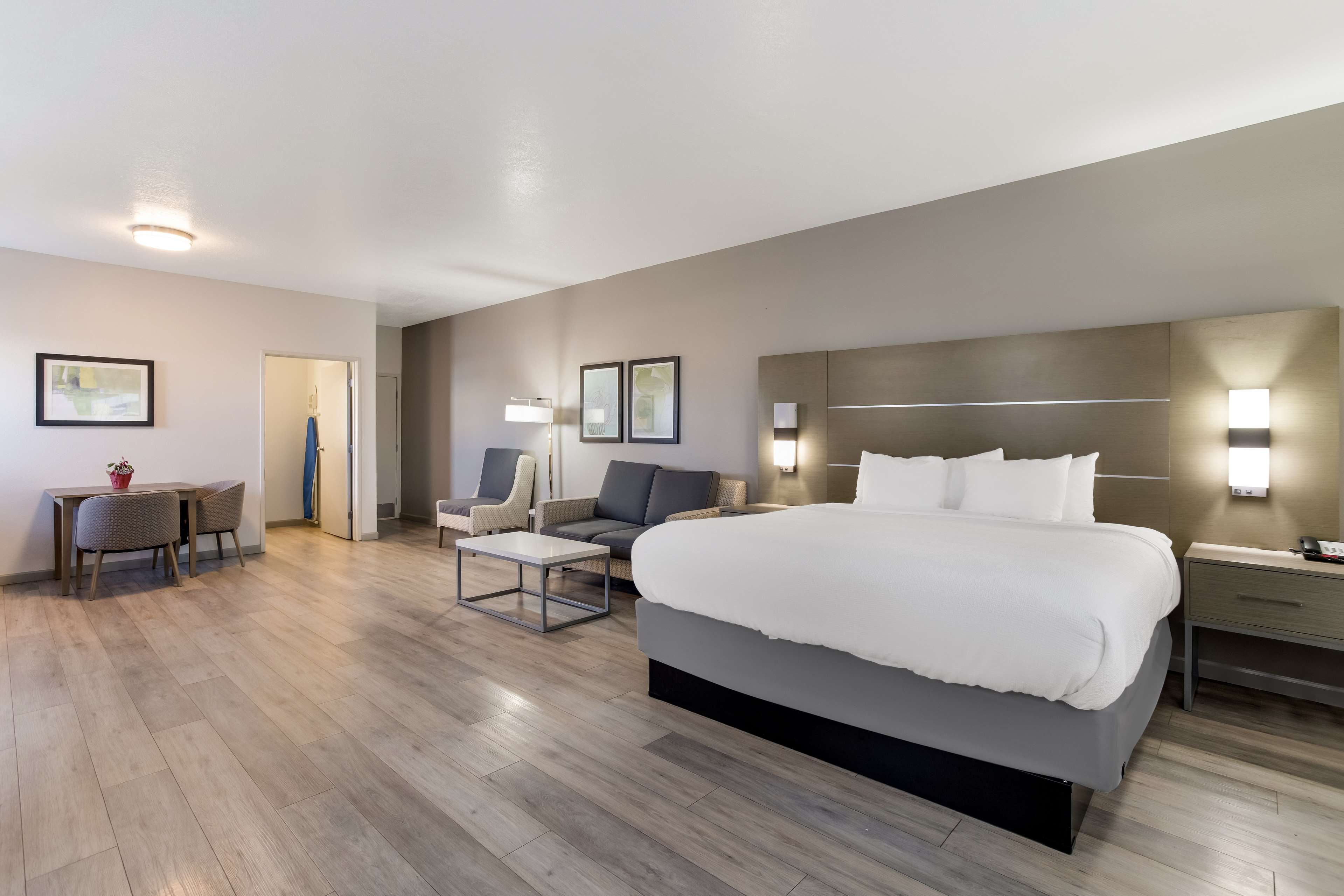 Best Western Grants Inn Room Type - 1 King Bed, Non-Smoking, Full Kitchen, Pillowtop Bed, High Speed Internet Access, Full Breakfast Best Western Grants Inn Room Type - 1 King Bed, Non-Smoking, Full Kitchen, Pillowtop Bed, High Speed Internet Access, Full Breakfast