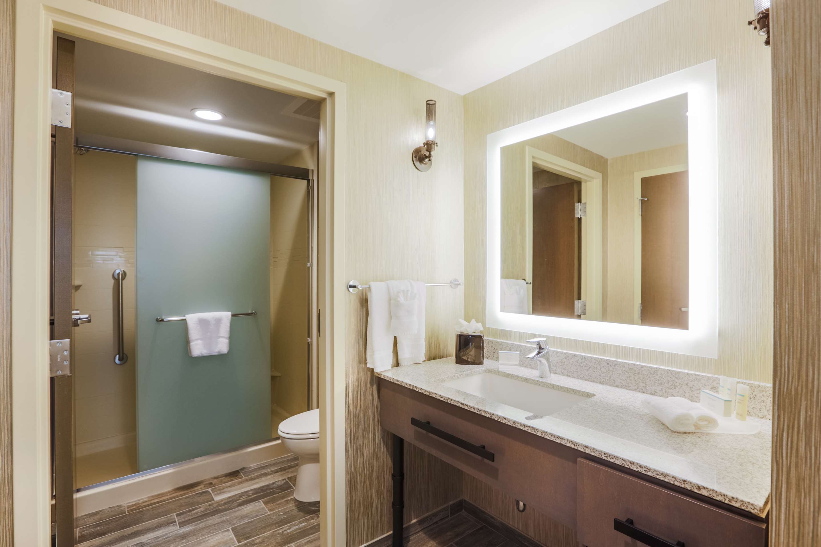 Guest room bath