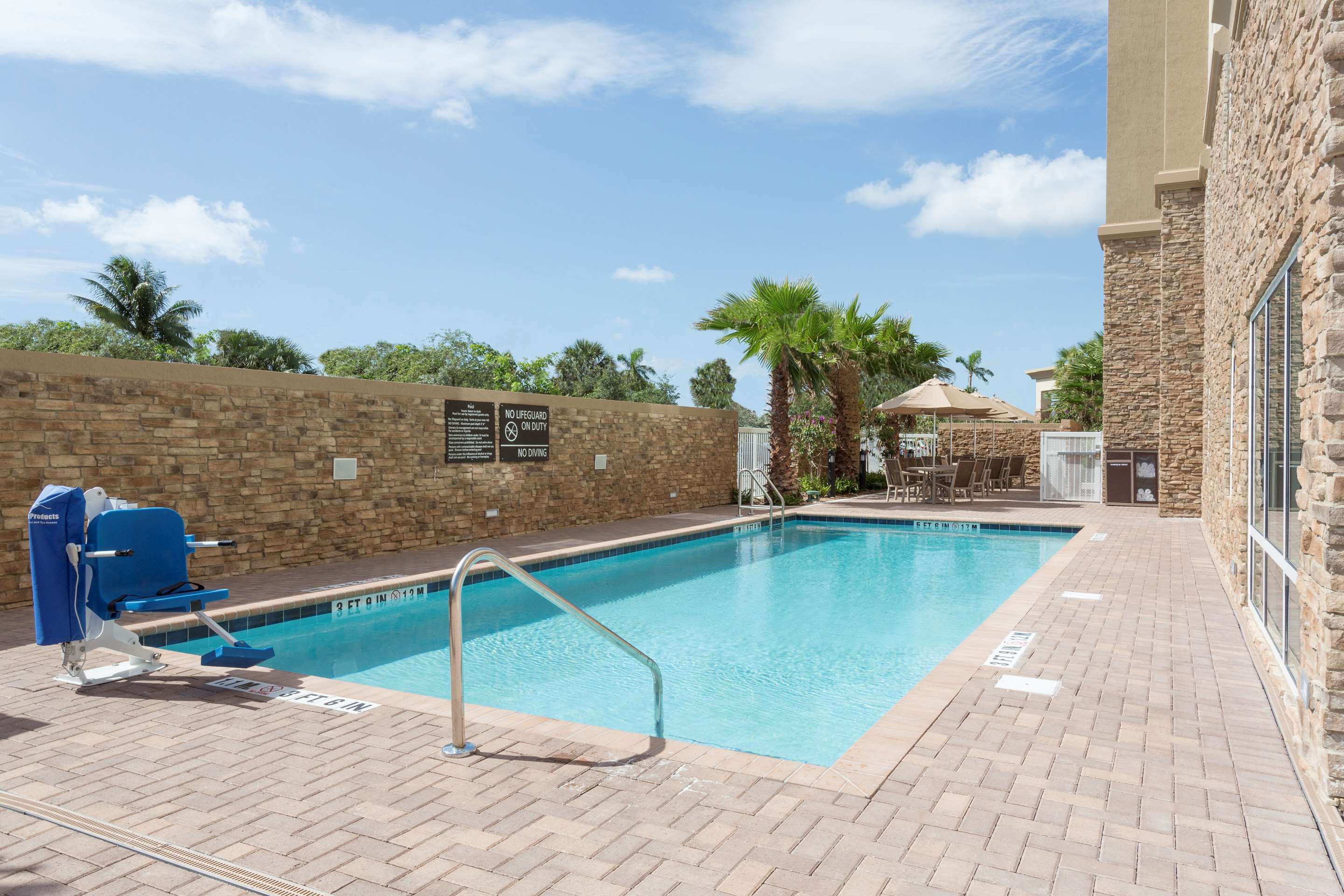 Pool | Hampton Inn Fort Lauderdale Pompano Beach