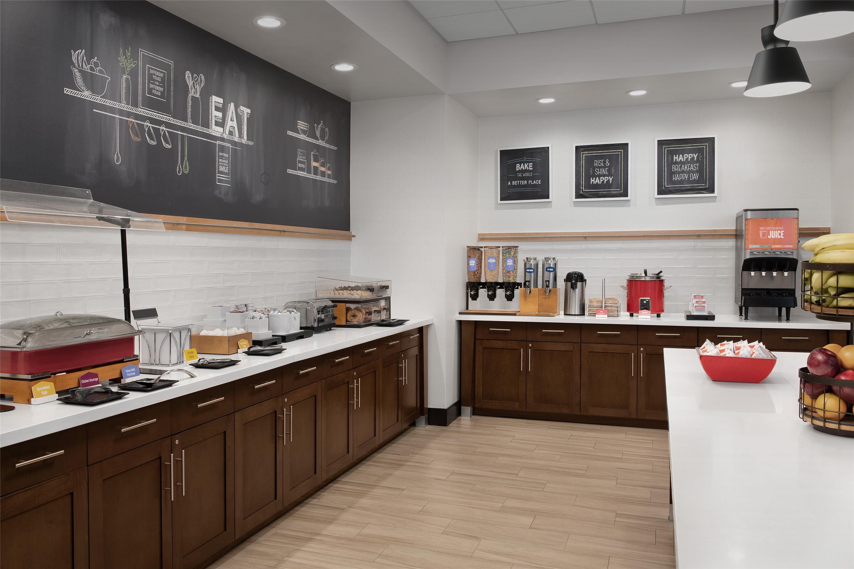 Breakfast Area | Hampton Inn & Suites Walterboro