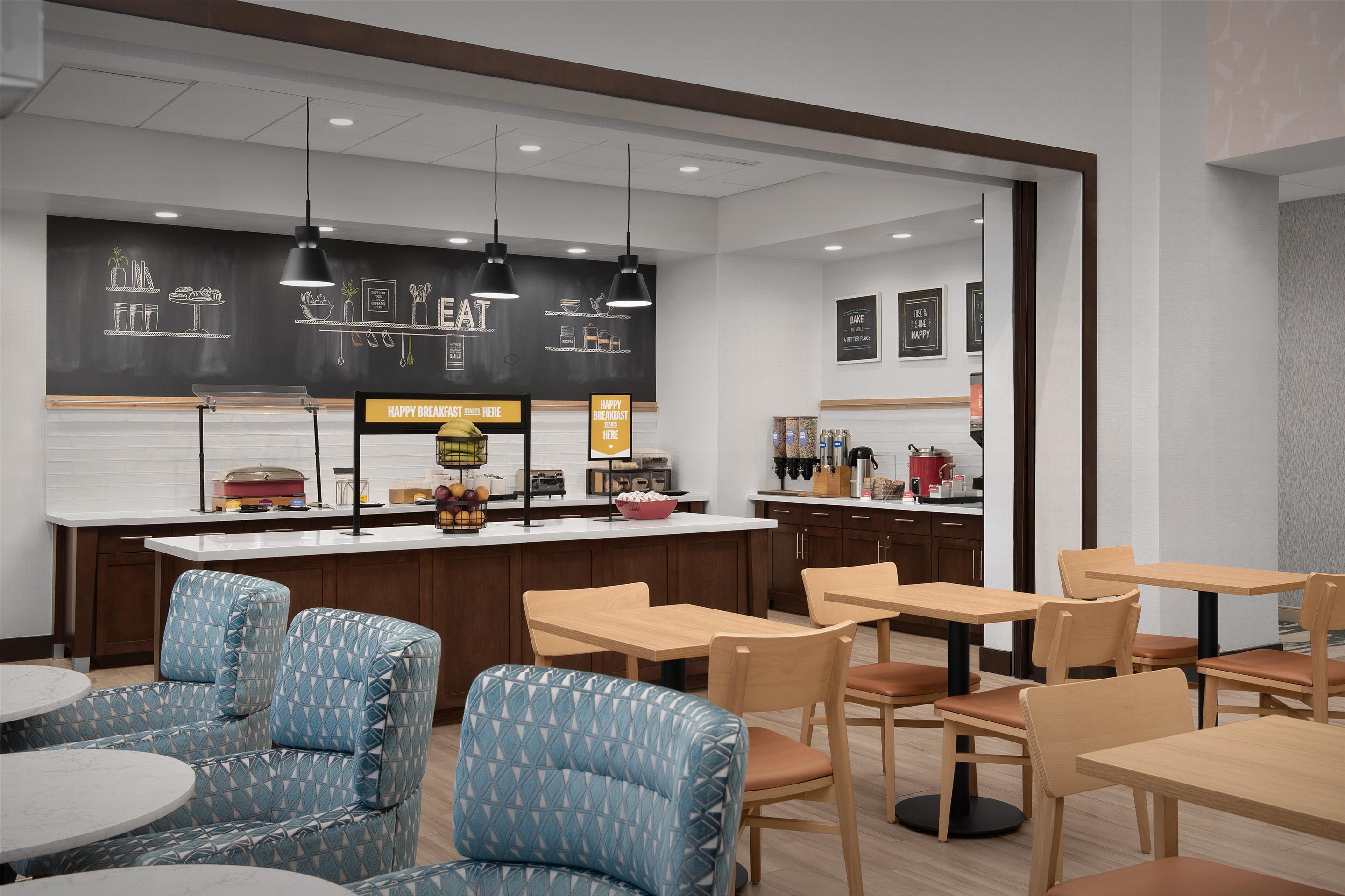 Breakfast Area | Hampton Inn & Suites Walterboro