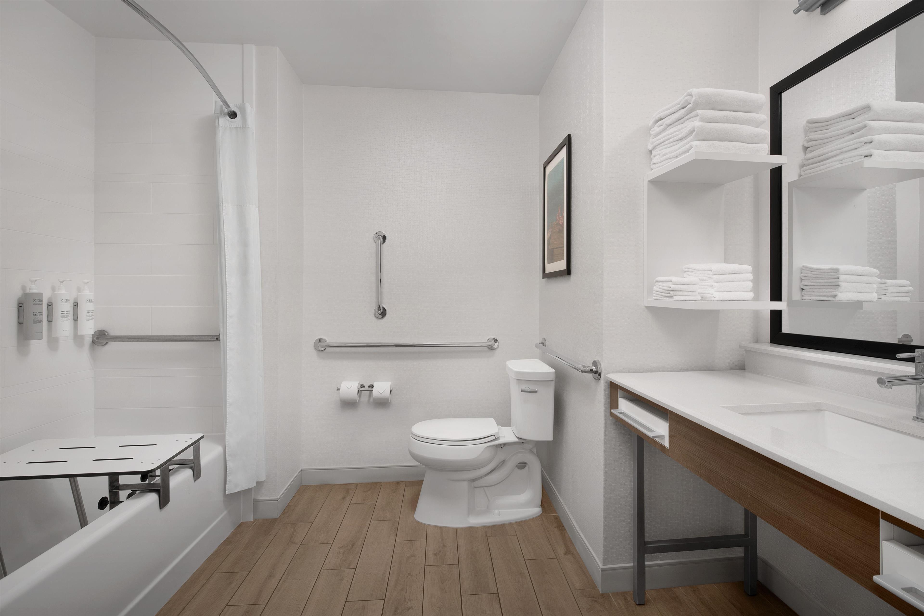 Hampton Inn & Suites by Hilton Walterboro Room Type - 2 QNS ACCESSIBLE W TUB NS