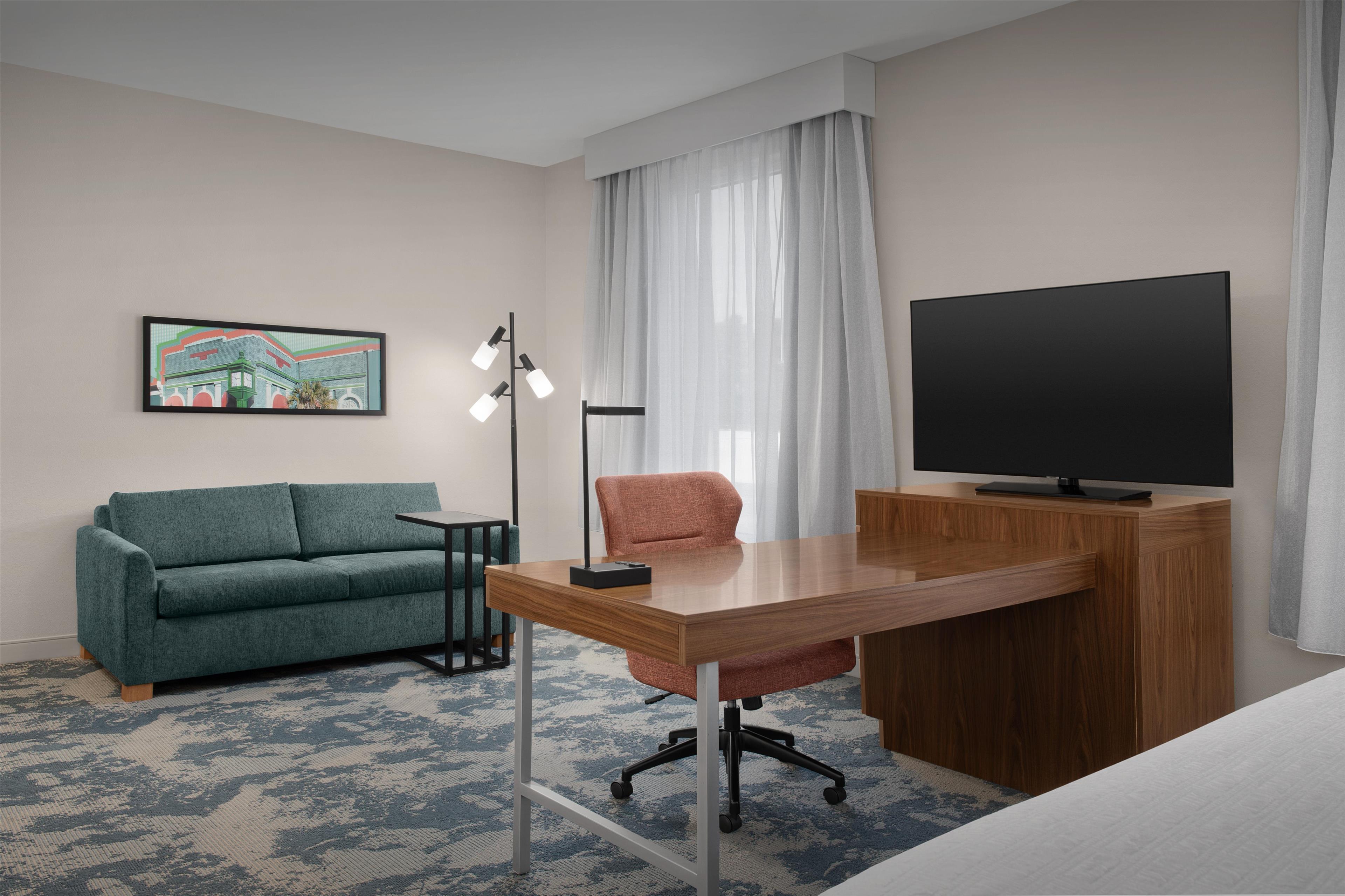 Hampton Inn & Suites by Hilton Walterboro Room Type - 1KN STDO MIC FRIDG WTBR NS