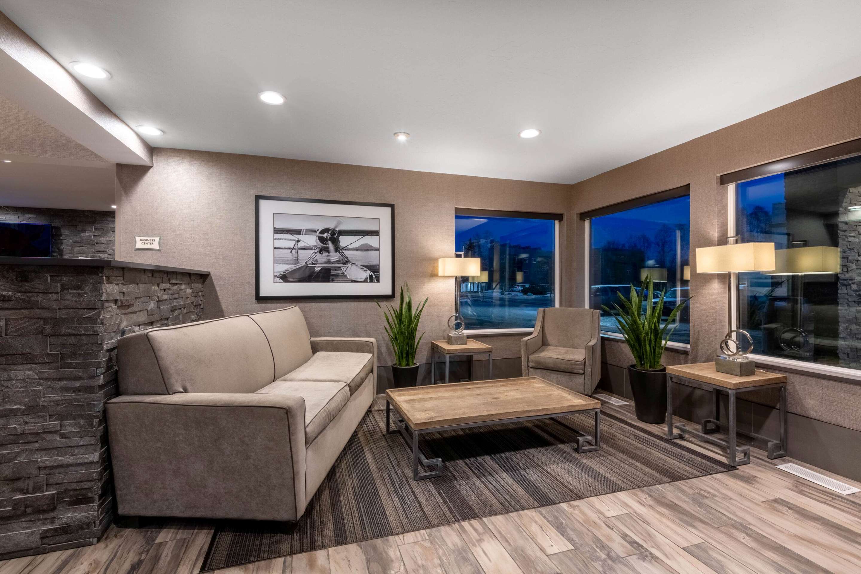 Lobby | La Quinta Inn & Suites by Wyndham Anchorage Airport