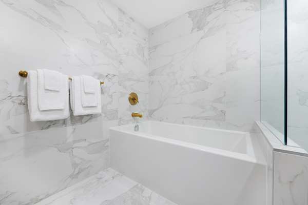  - Pantages Hotel Downtown Toronto