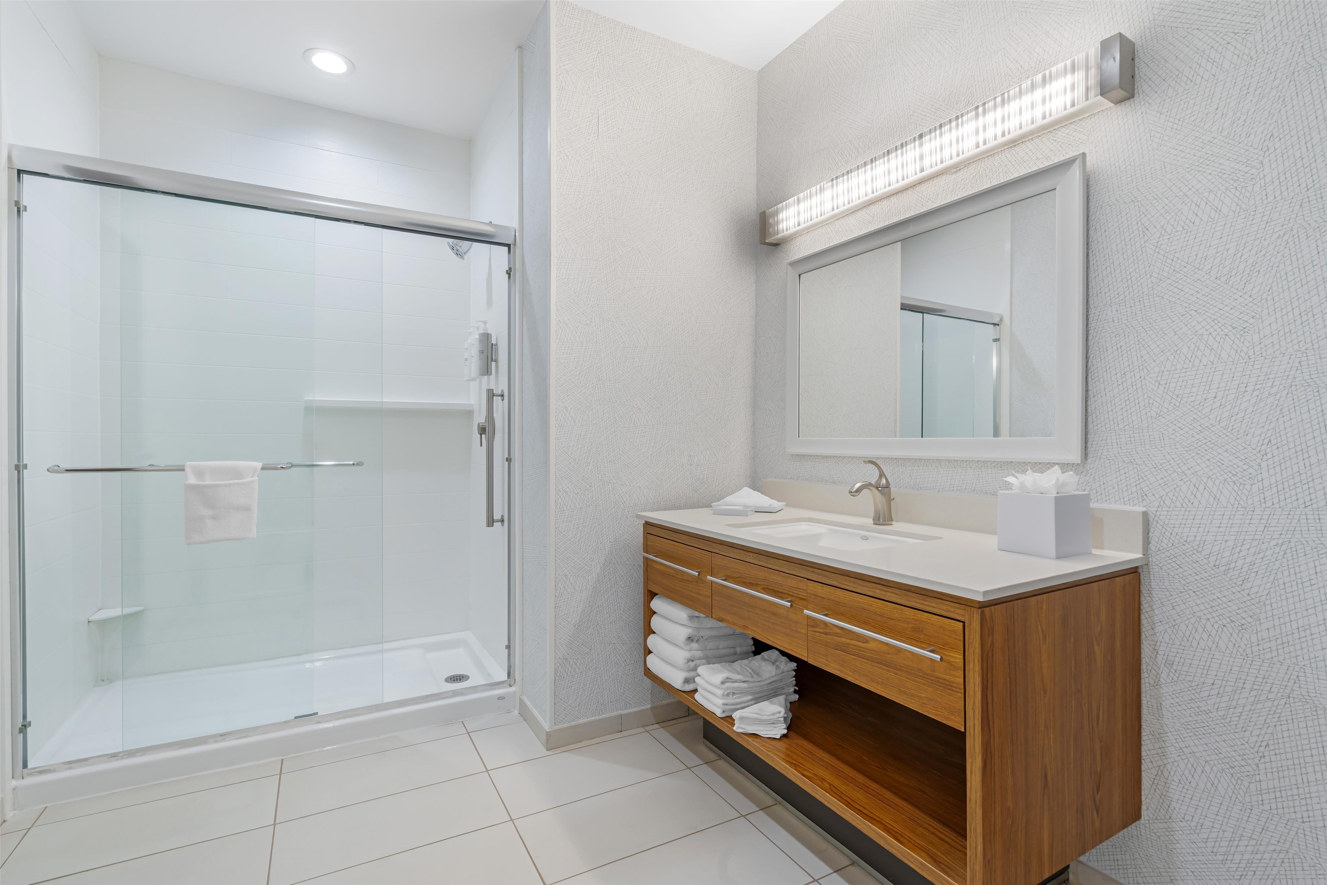 Guest room bath