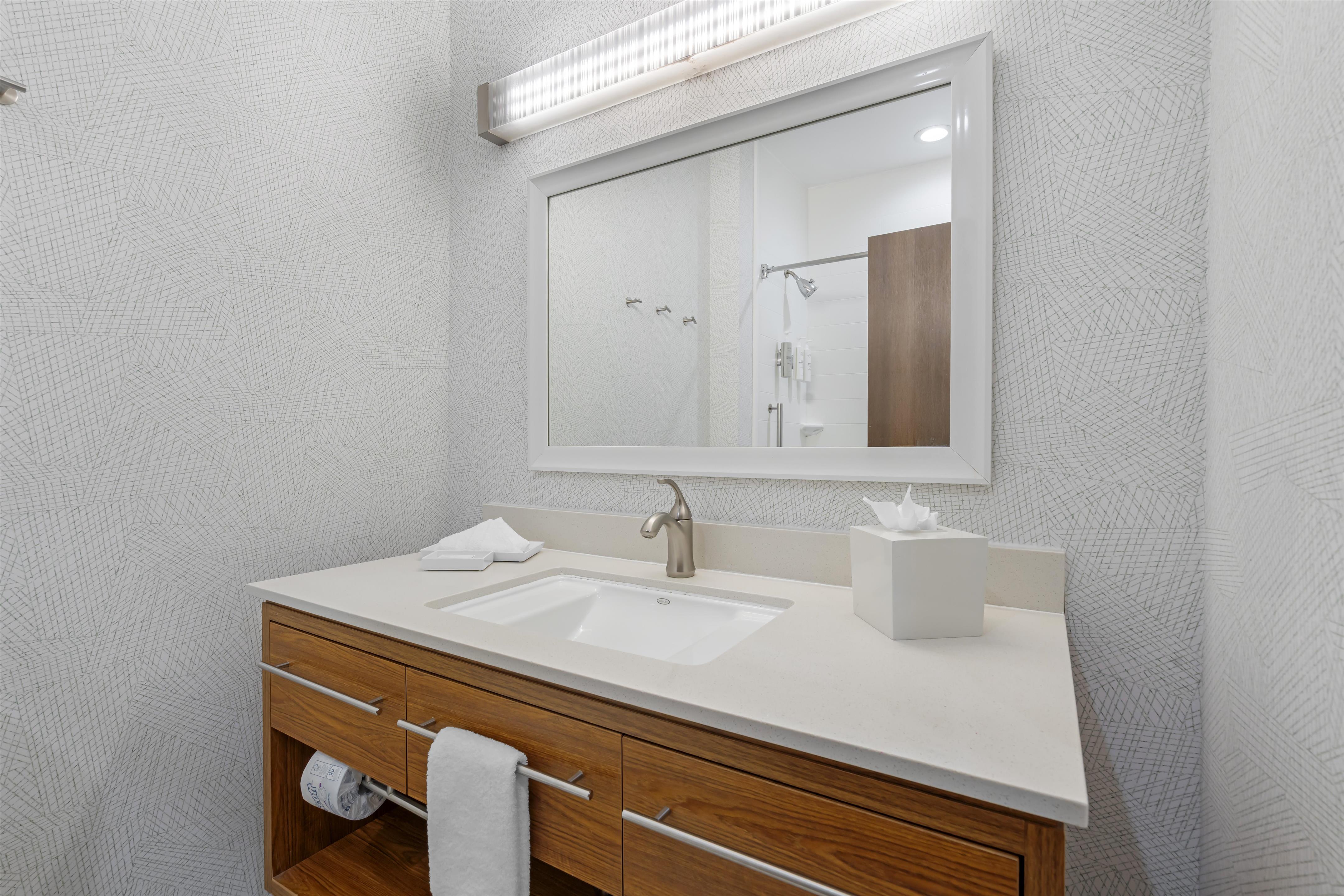 Guest room bath