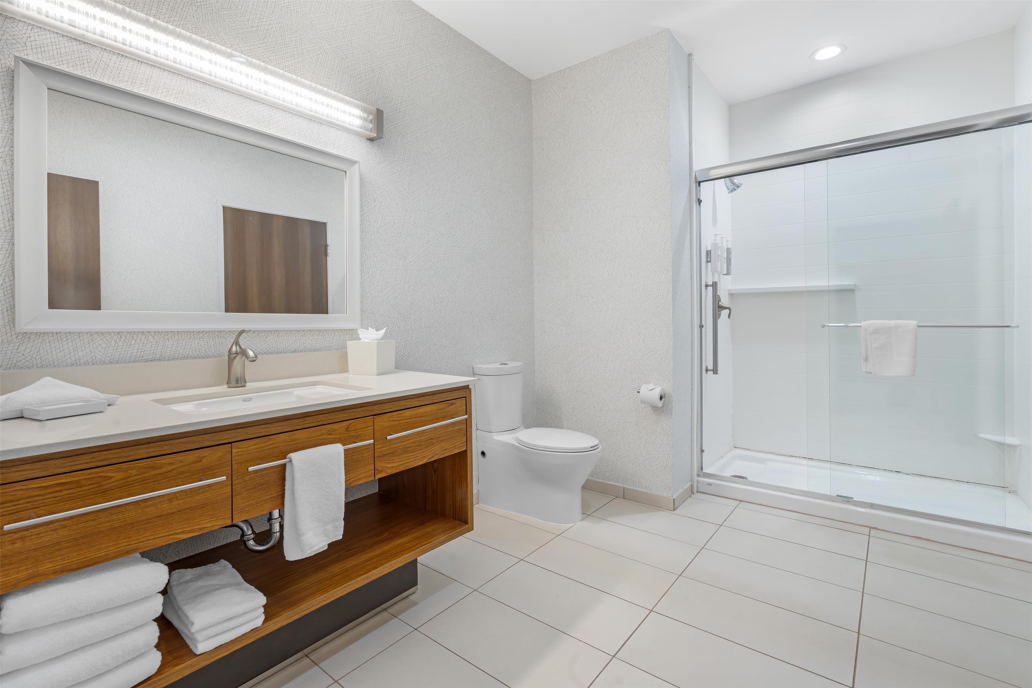 Guest room bath