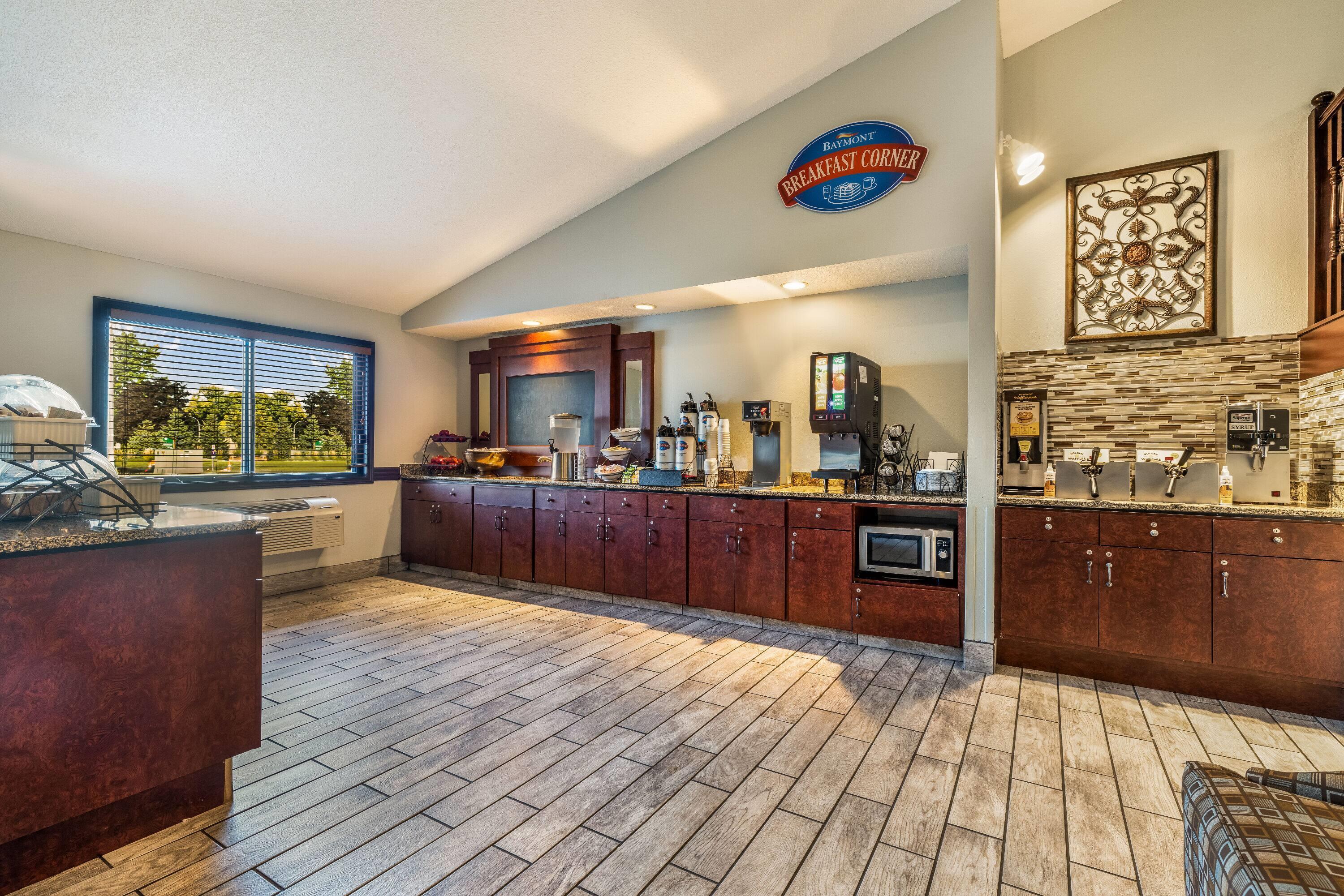 Breakfast Area | Baymont by Wyndham Bloomington MSP Airport