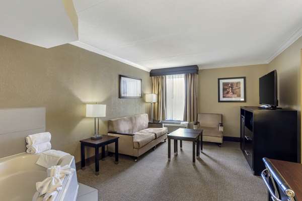 Suite - Best Western Harrisburg North Hotel - I-81, Exit 69