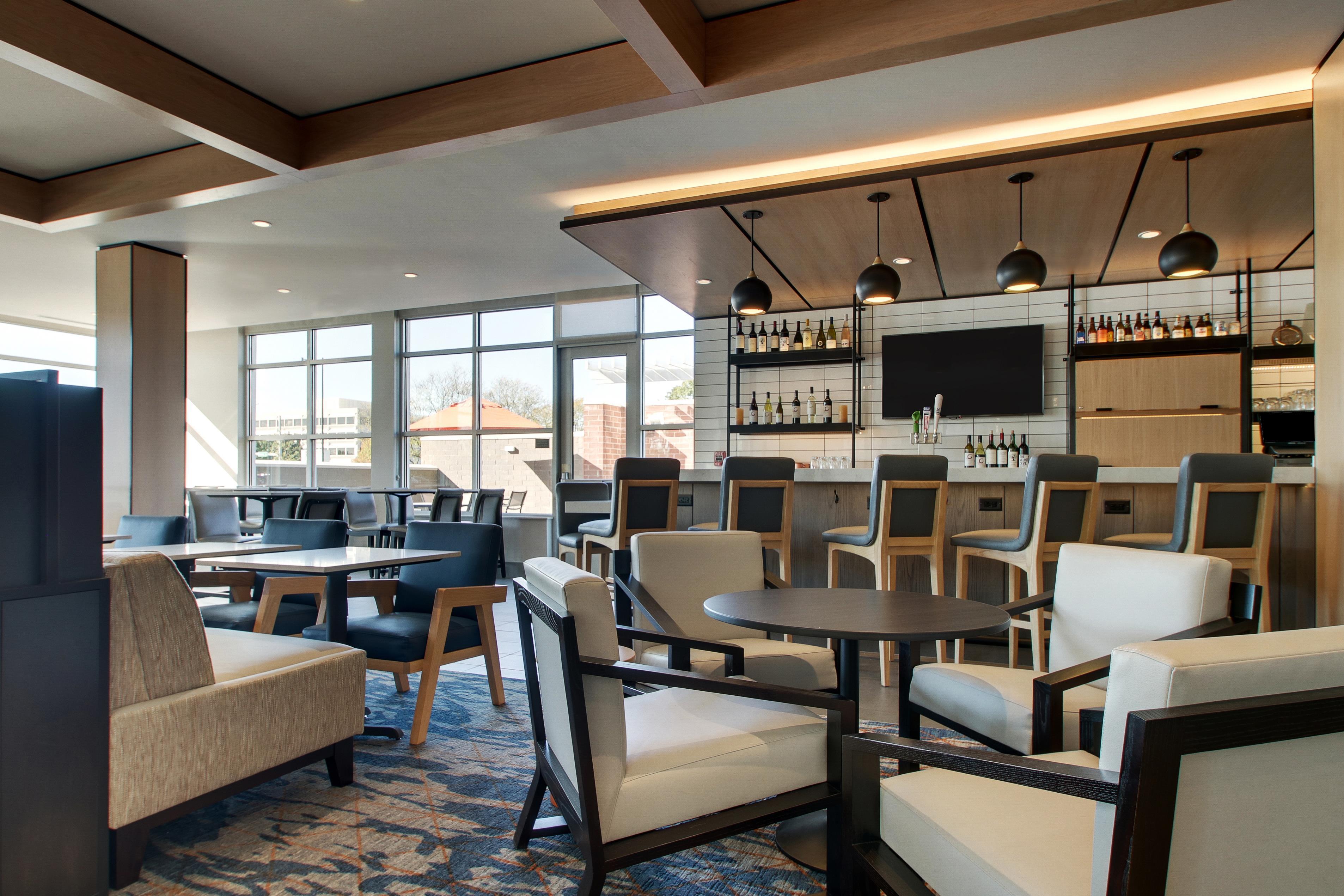 Bar Lounge | Hyatt House Chicago Oak Brook