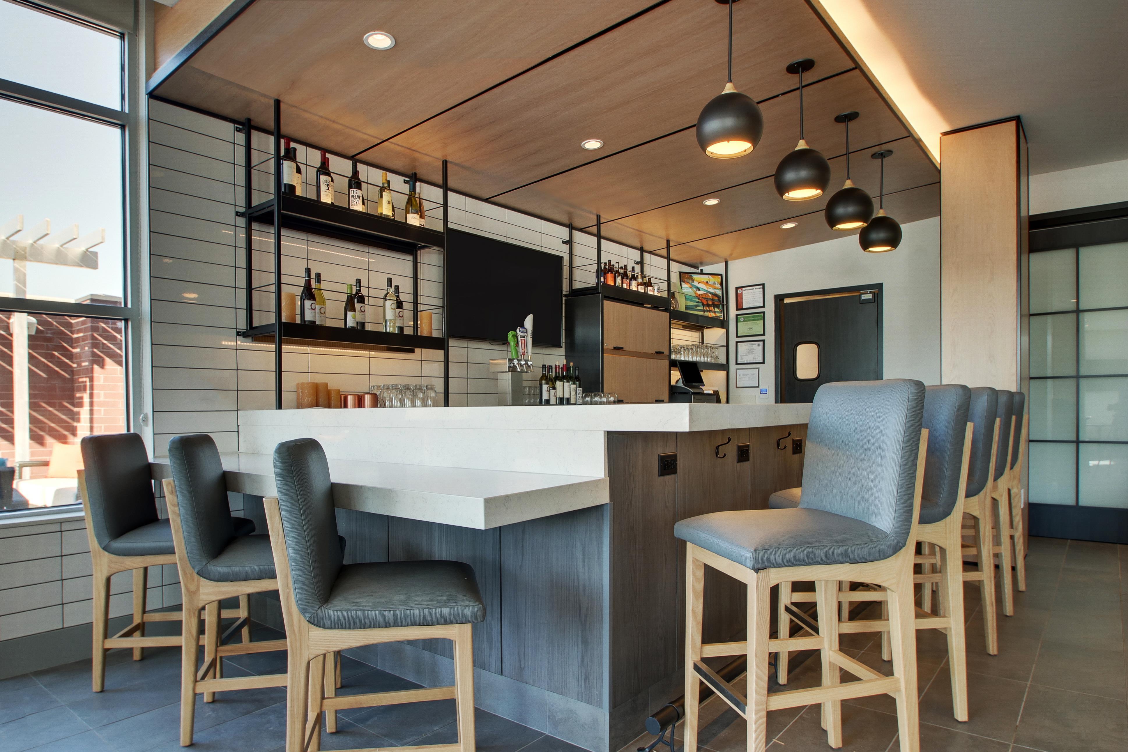 Bar Lounge | Hyatt House Chicago Oak Brook