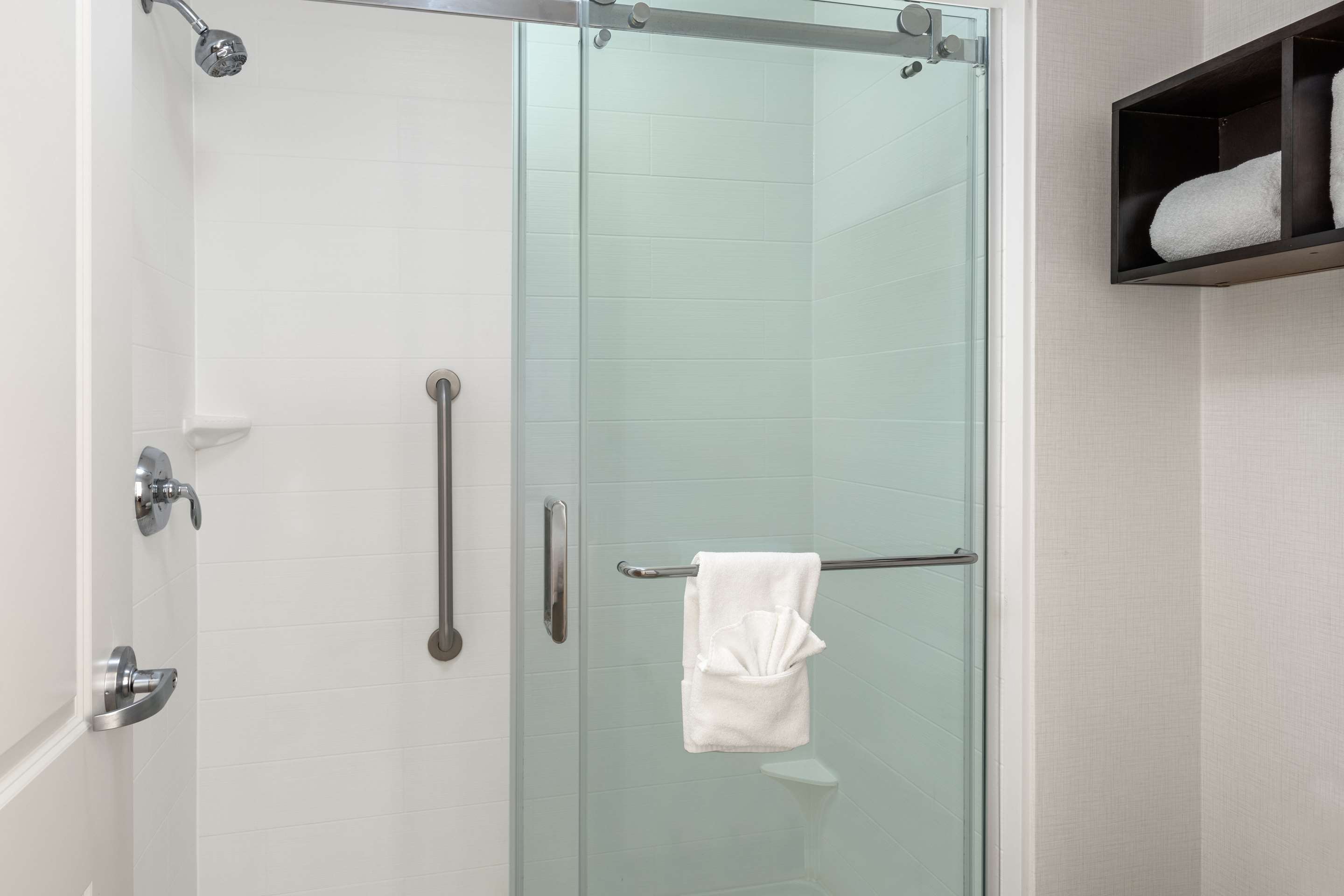 Guest room bath