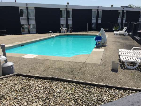 Pool - Days Inn Springdale - I-275, Exit 41