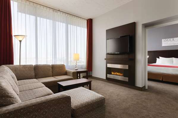 Suite - Travelodge Hotel & Convention Centre Ste Foy