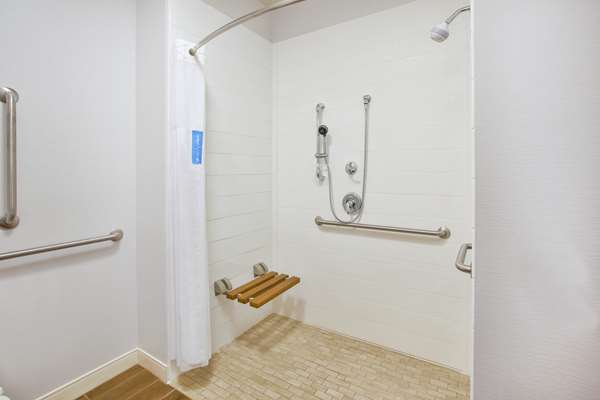  - Hampton Inn & Suites Oakwood Village