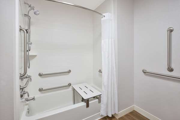  - Hampton Inn & Suites Oakwood Village