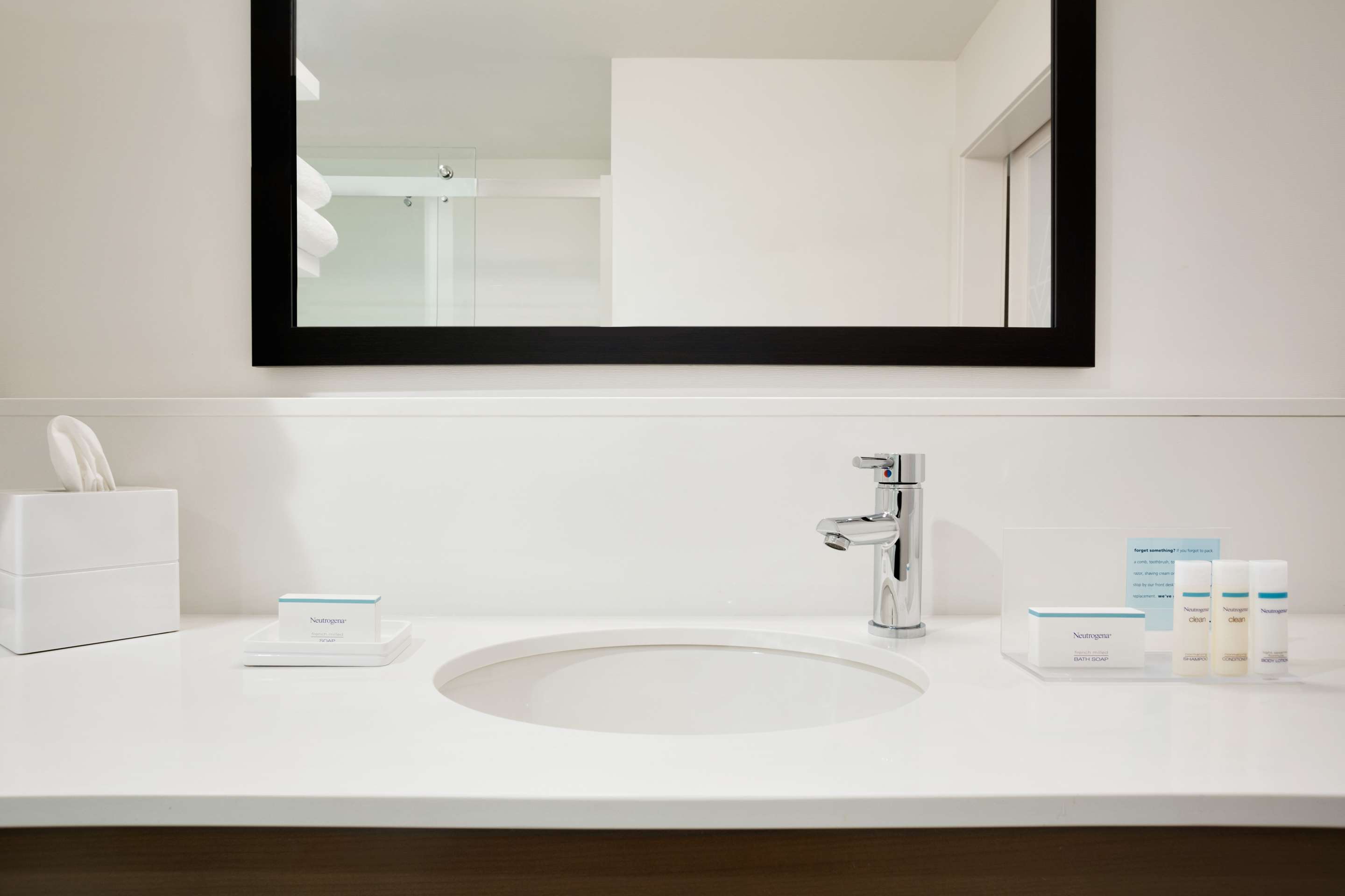 Guest room bath