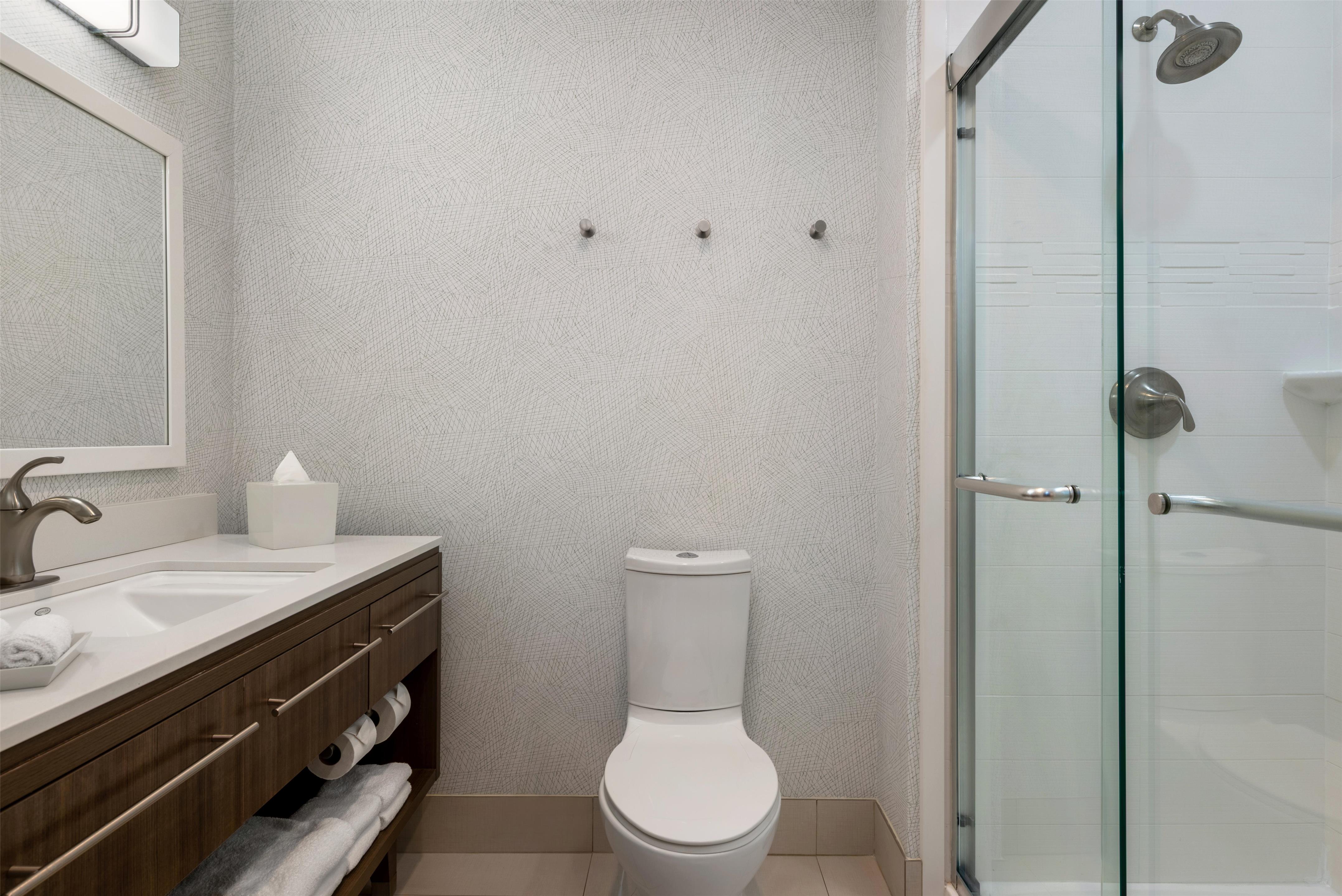 Guest room bath