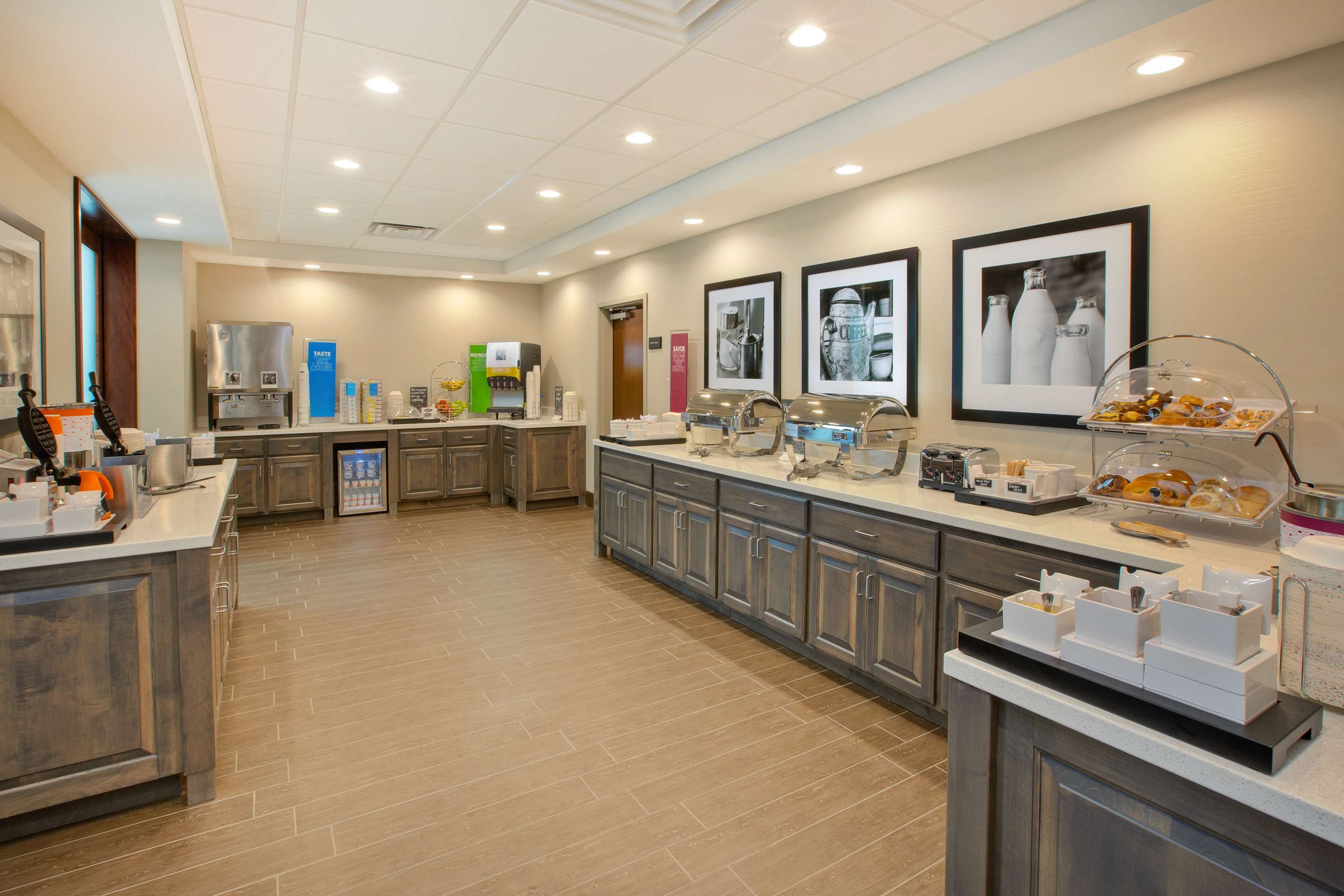 Breakfast Area | Hampton Inn & Suites Southwest/Sioux Falls