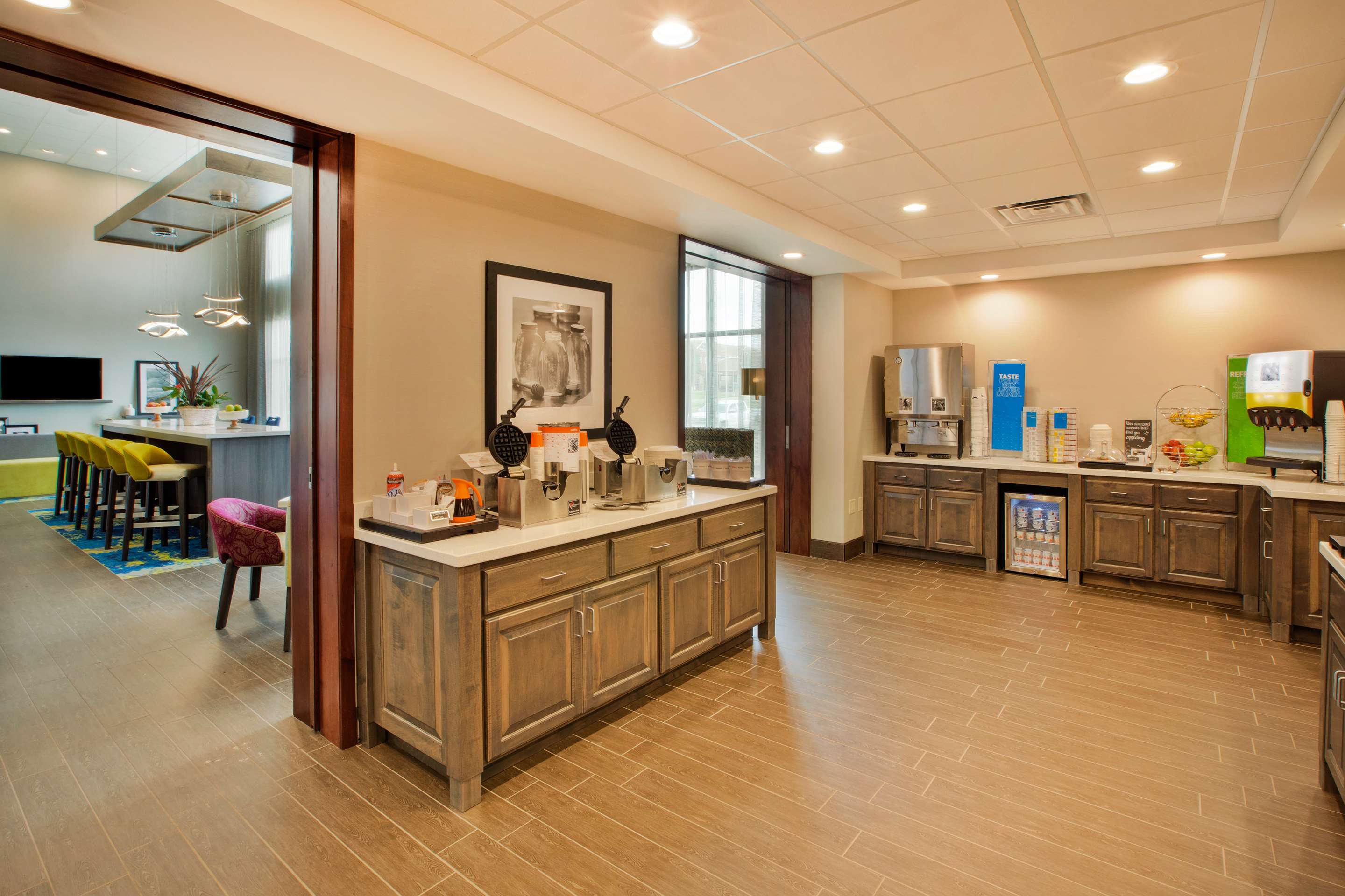 Breakfast Area | Hampton Inn & Suites Southwest/Sioux Falls