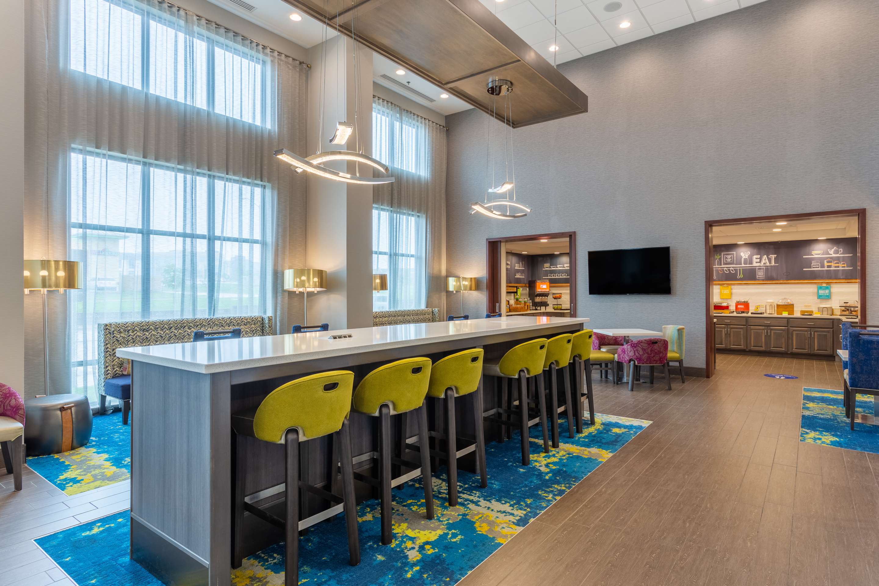 Breakfast Area | Hampton Inn & Suites Southwest/Sioux Falls