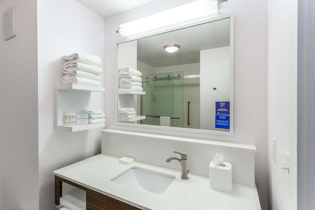 Hampton Inn &amp; Suites by Hilton/Southwest/Siou-guestroom-Guest Room,Bathroom,On-Site.jpg