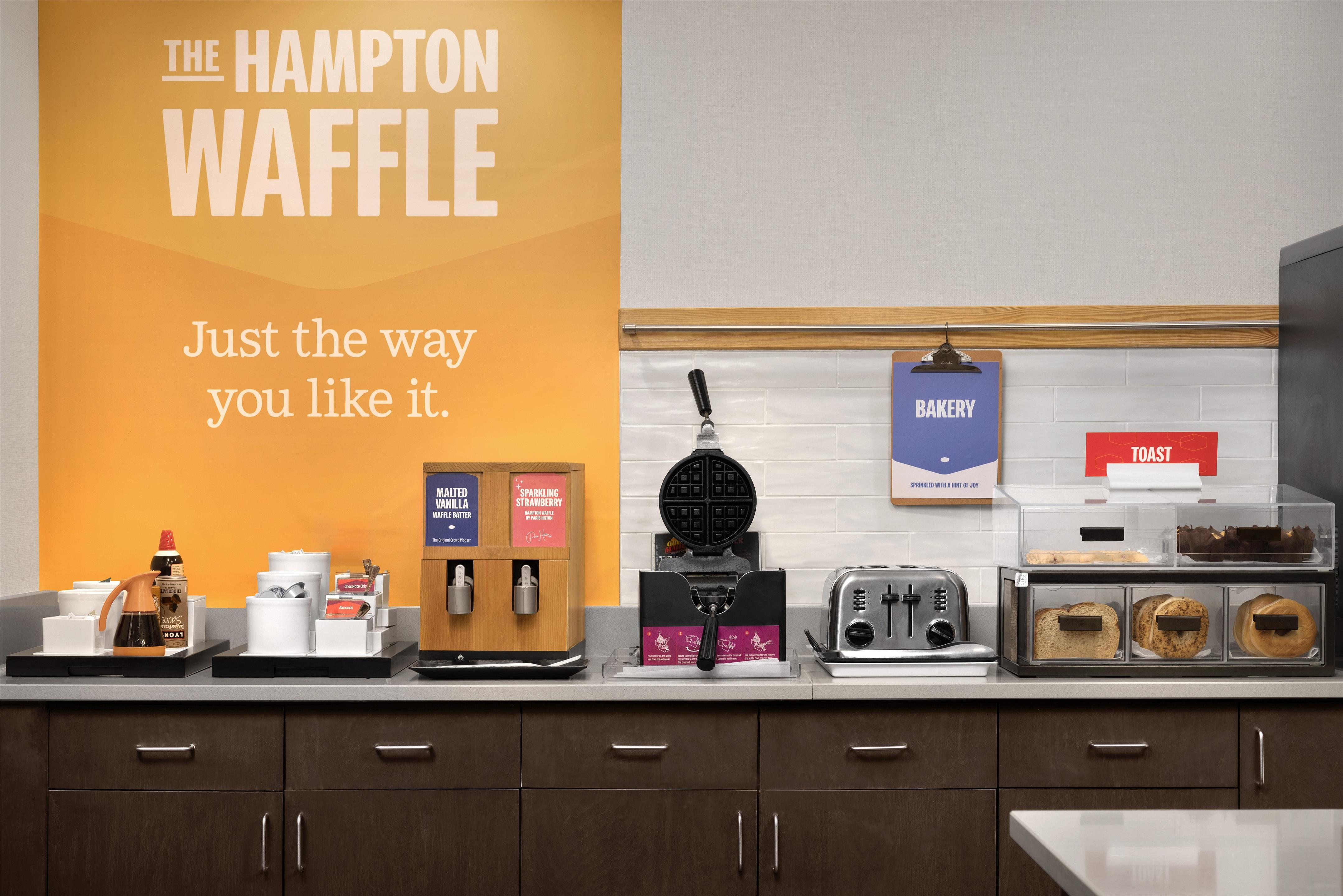 Breakfast Area | Hampton Inn Kernersville