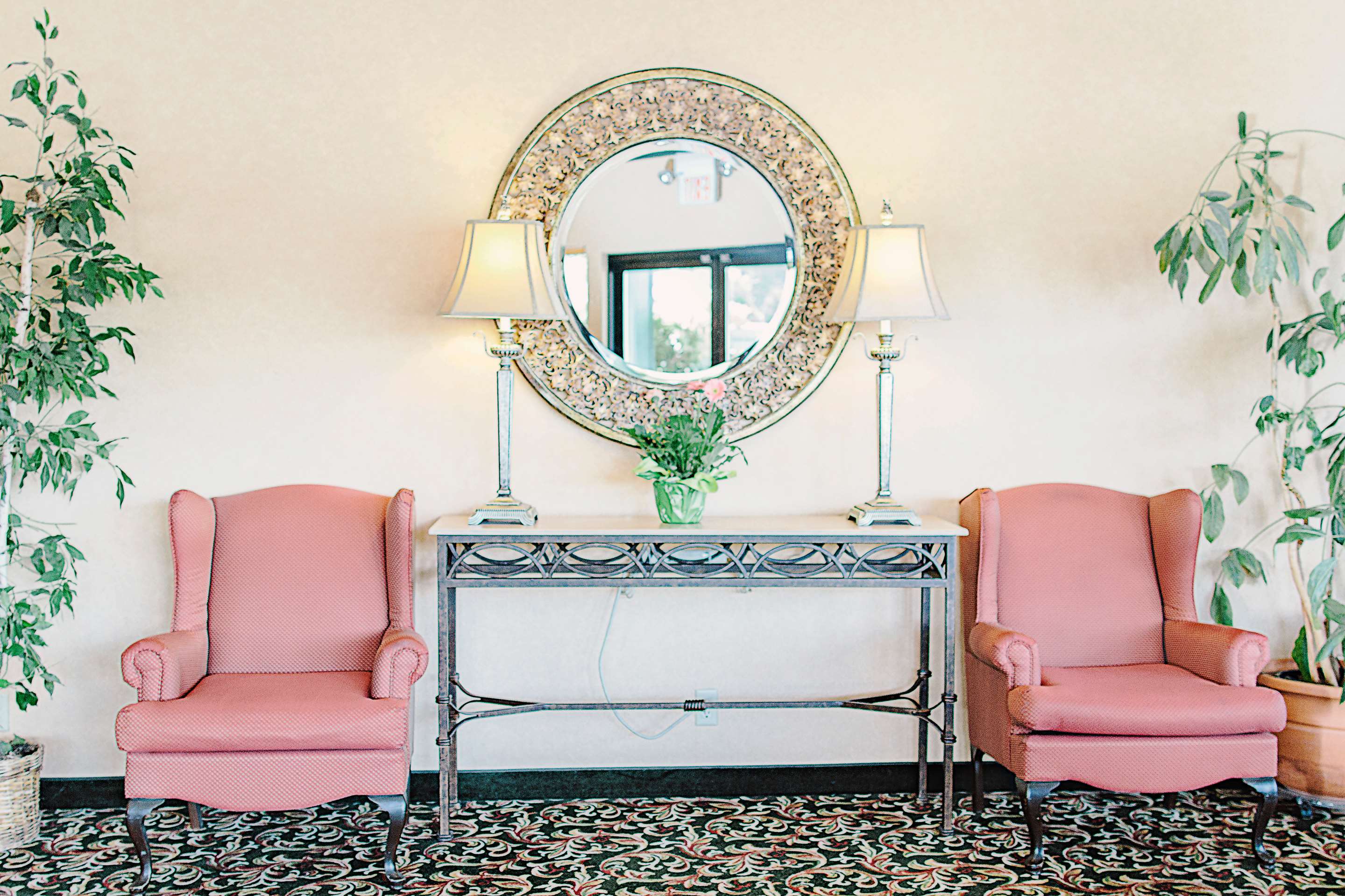 Lobby Sitting Area | GuestHouse Bellingham