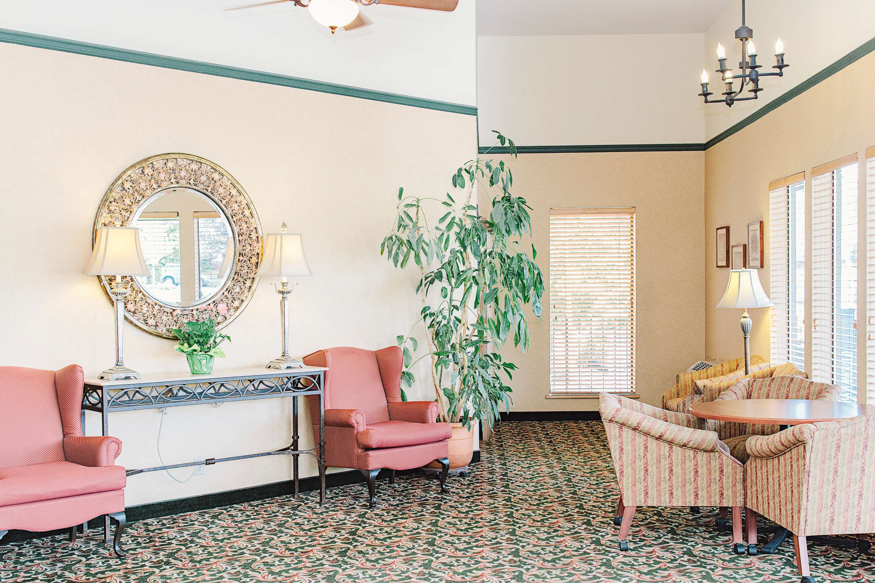 Lobby Sitting Area | GuestHouse Bellingham