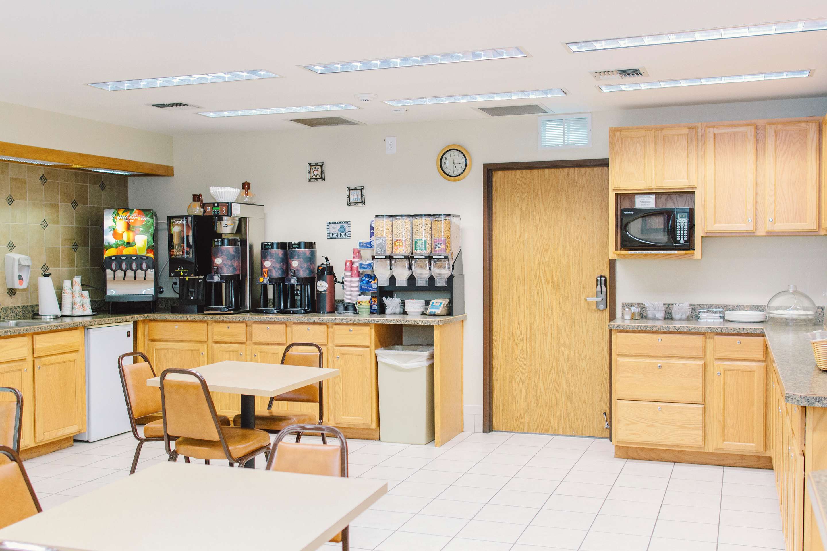 Breakfast Area | GuestHouse Bellingham