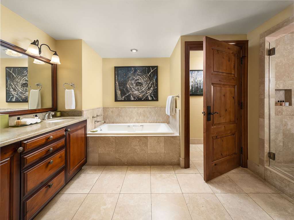 THE RESIDENCES-guestroom-Guest Room,Bathroom,On-Site.jpg