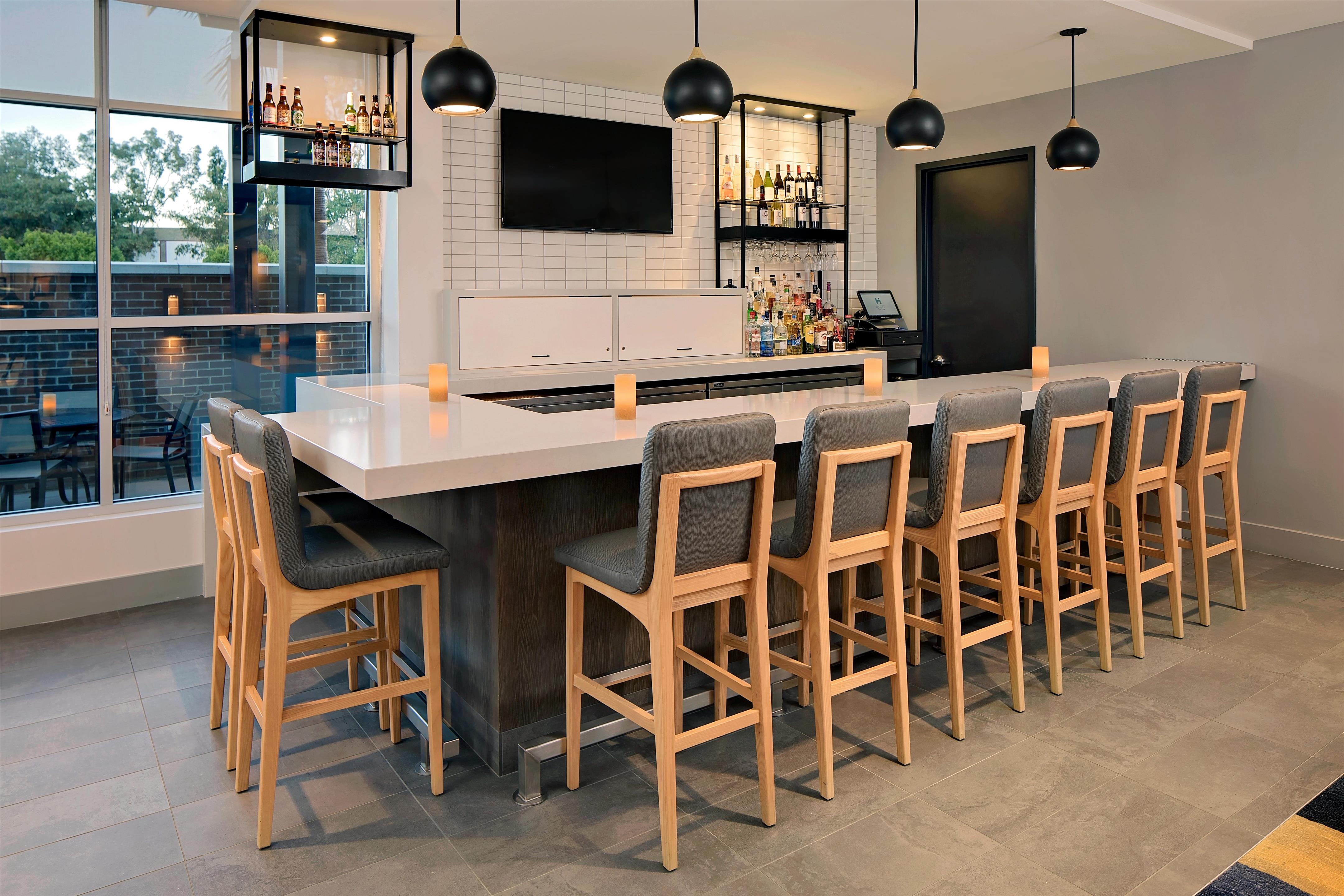 Bar Lounge | Hyatt House Irvine/John Wayne Airport