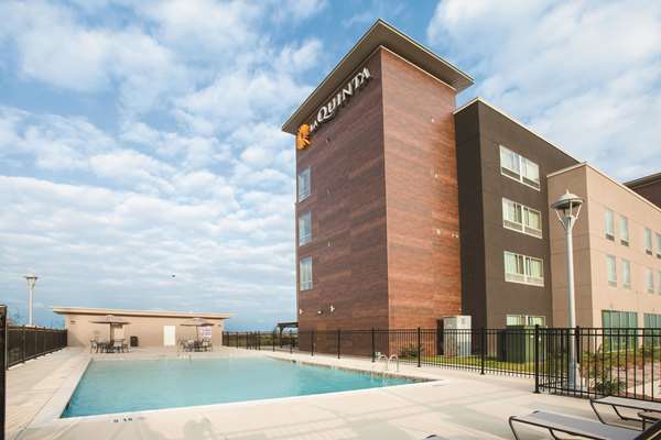 Pool - La Quinta Inn & Suites Outlet Mall San Marcos