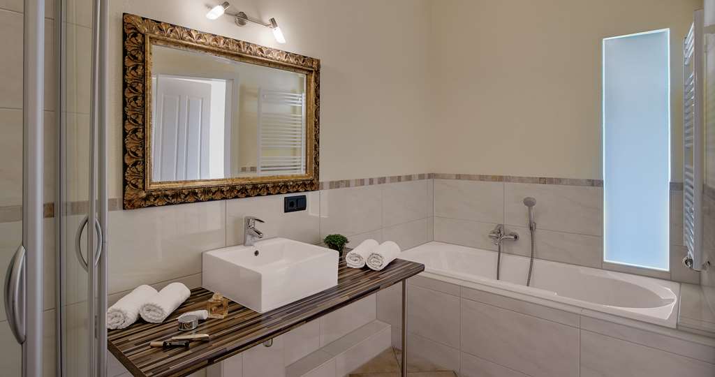 Hotel Villa Medici-guestroom-Guest Room,Bathroom,On-Site.jpg
