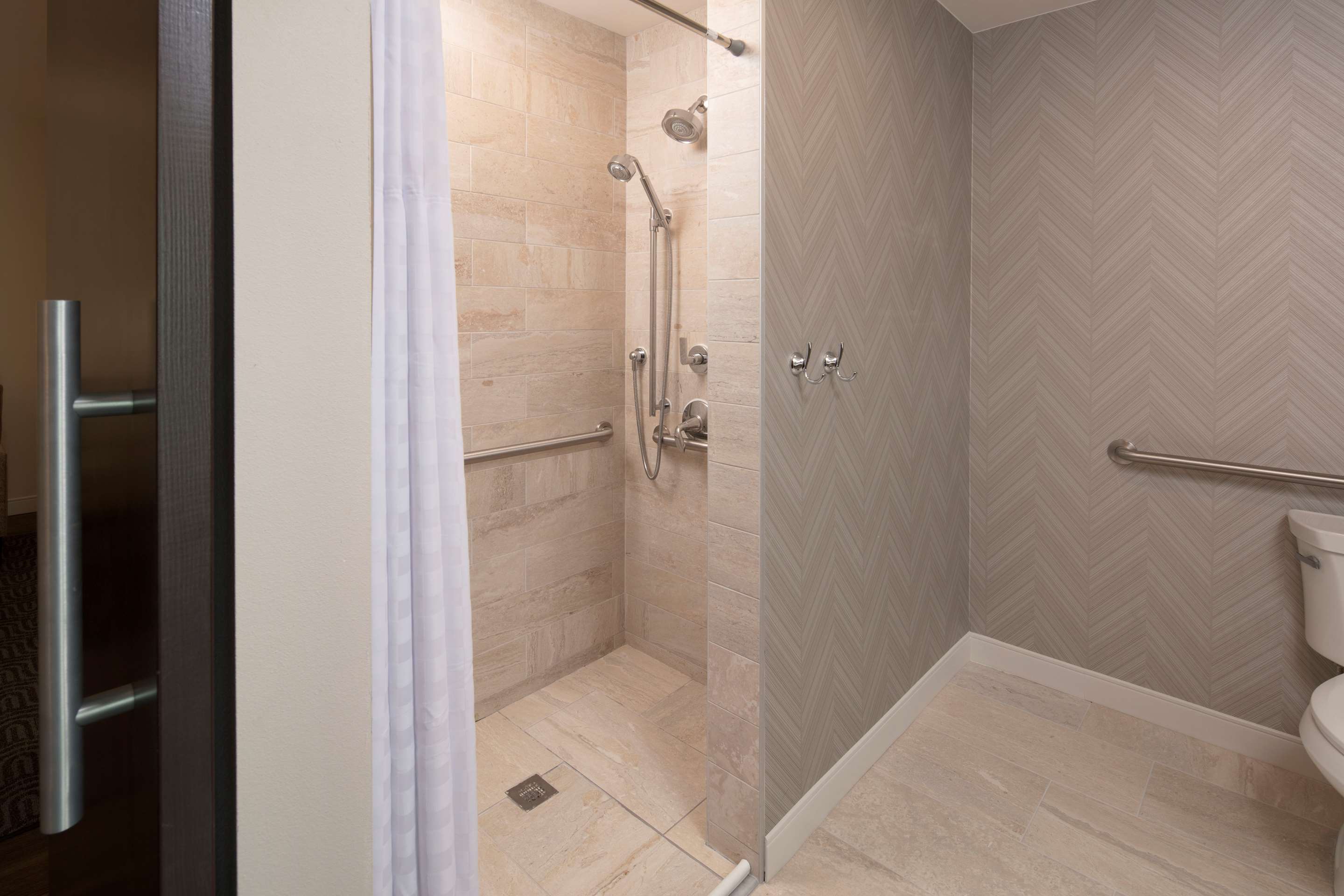 Guest room bath