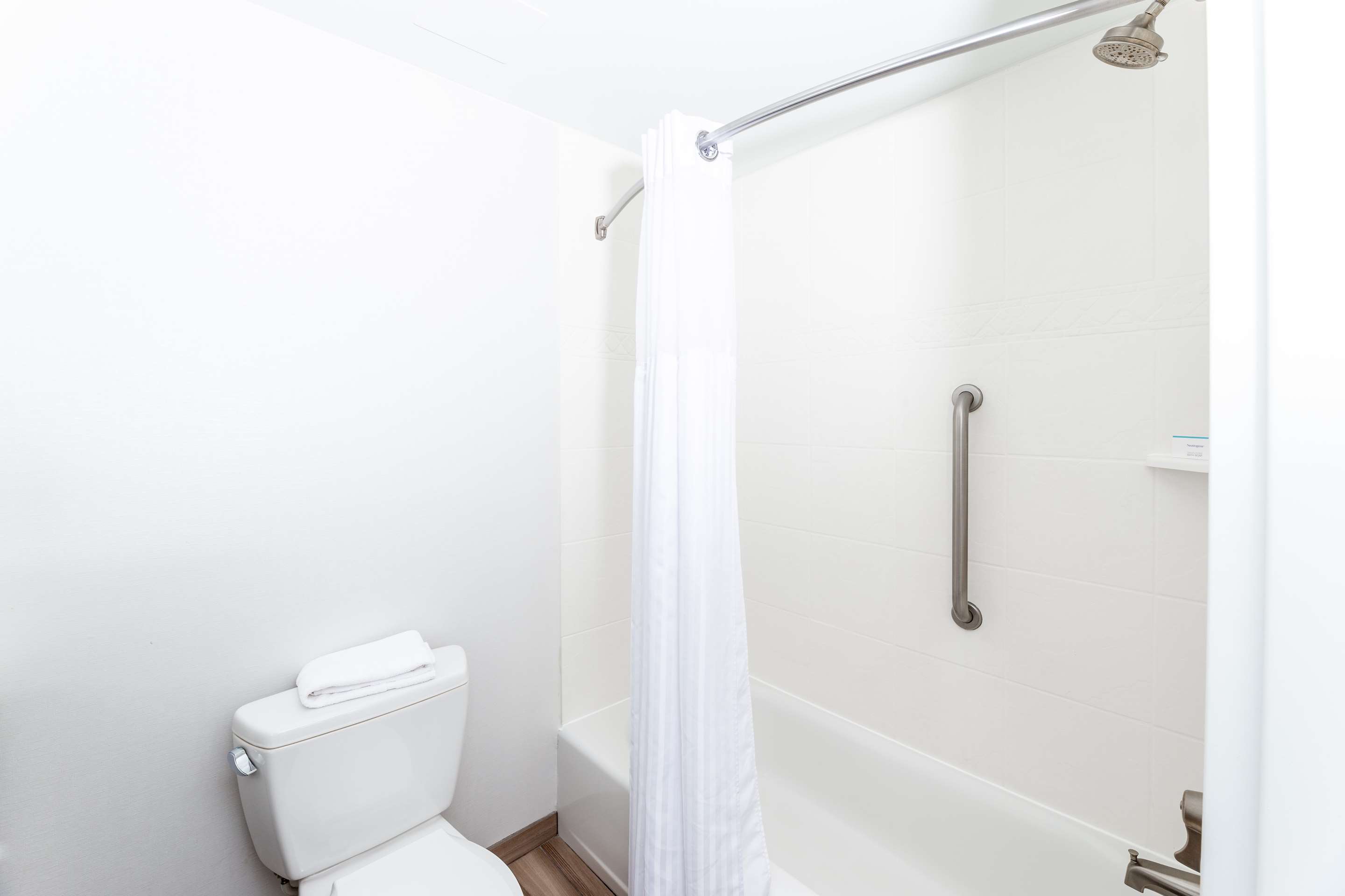 Guest room bath