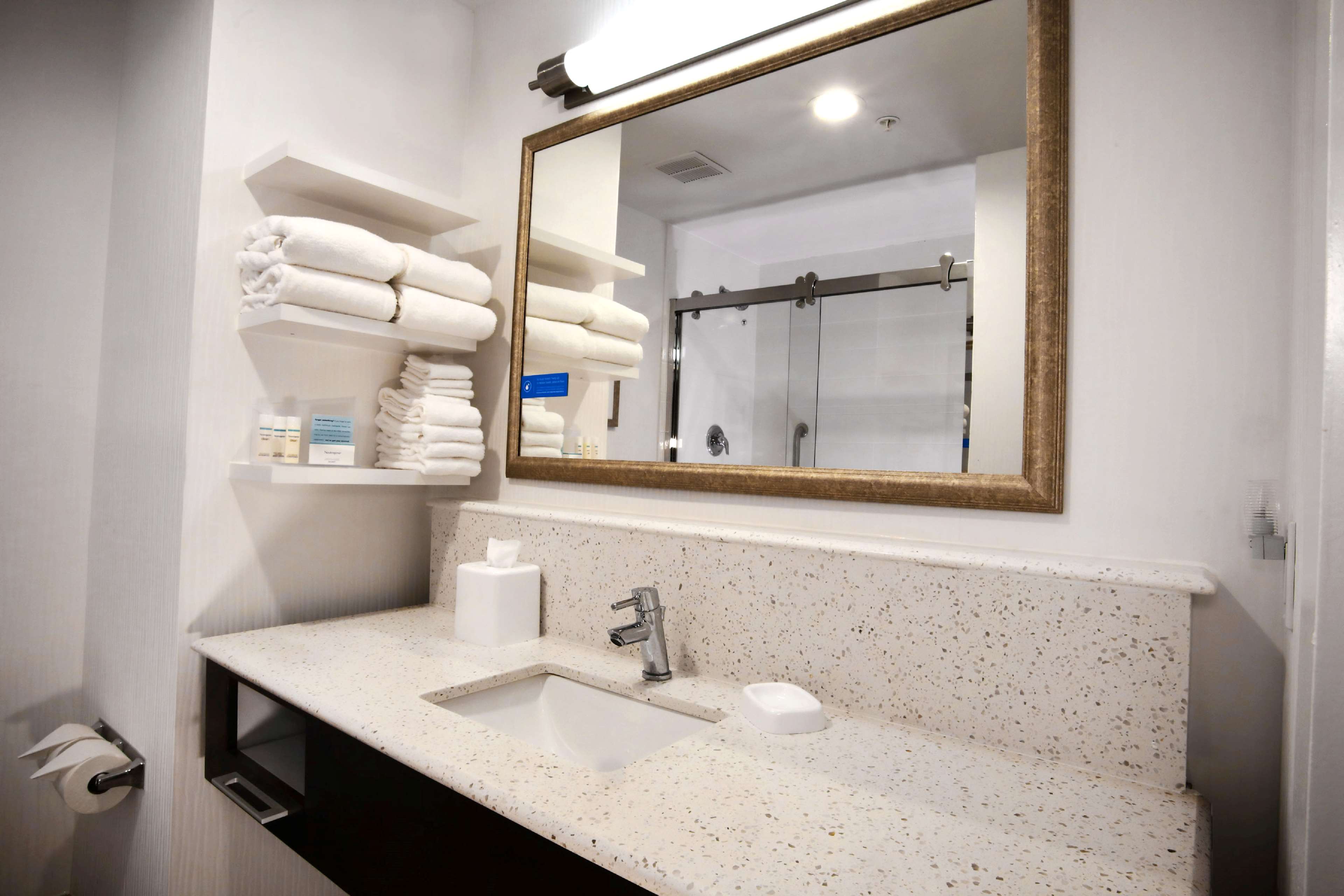 Hampton Inn & Suites By Hilton Baltimore/Aberdeen, Md Room Type - 1 KING WITH FRIDGE NS