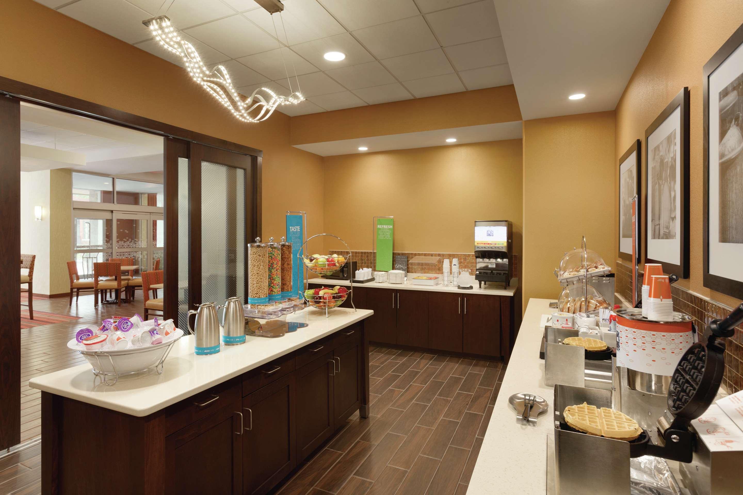 Restaurant | Hampton Inn St. Albans